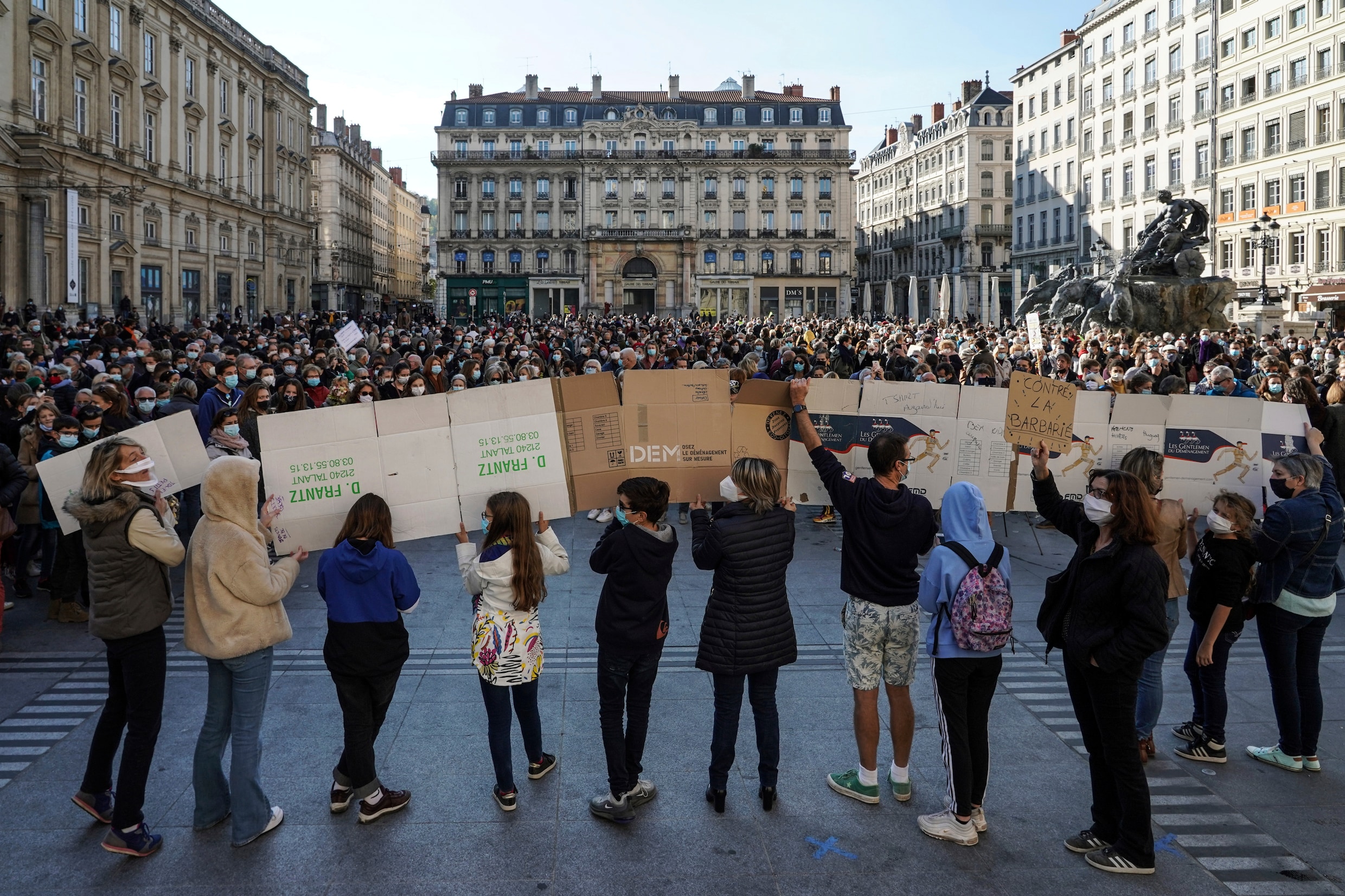 Fransen massaal de straat op na brute moord op docent in Parijs