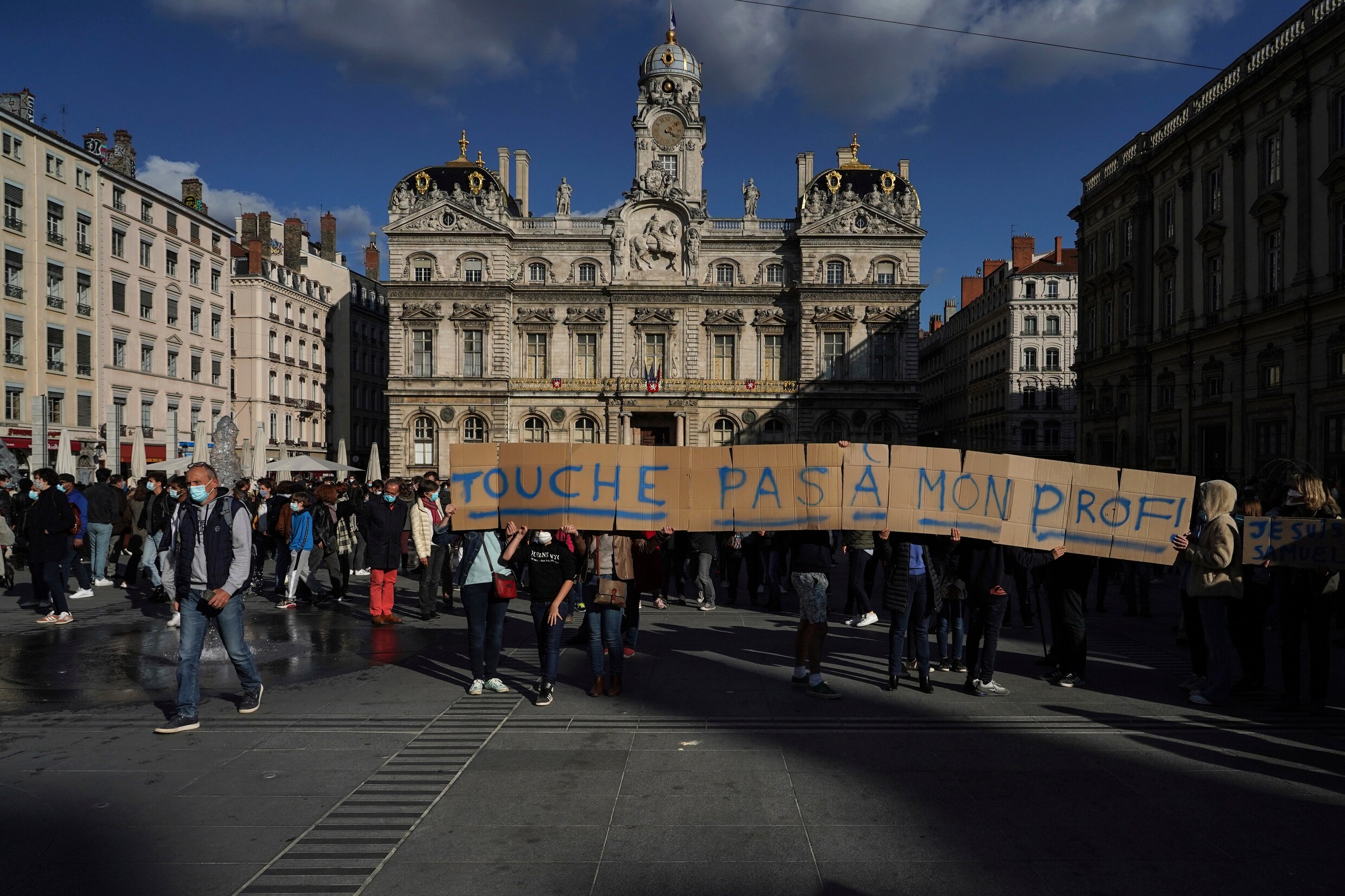 Fransen massaal de straat op na brute moord op docent in Parijs