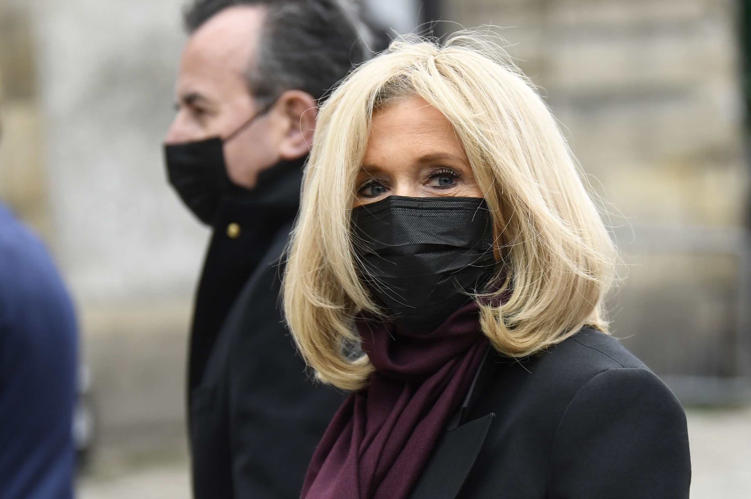 Brigitte Macron richt zich in brief tot vermoorde leraar: ‘Vandaag zijn we allemaal leerkracht’