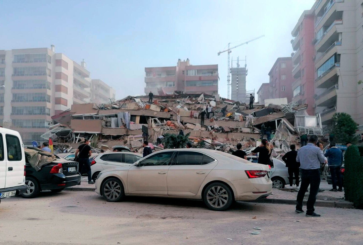 Zware aardbeving voor kust van Turkije eist 21 doden en meer dan 770 gewonden