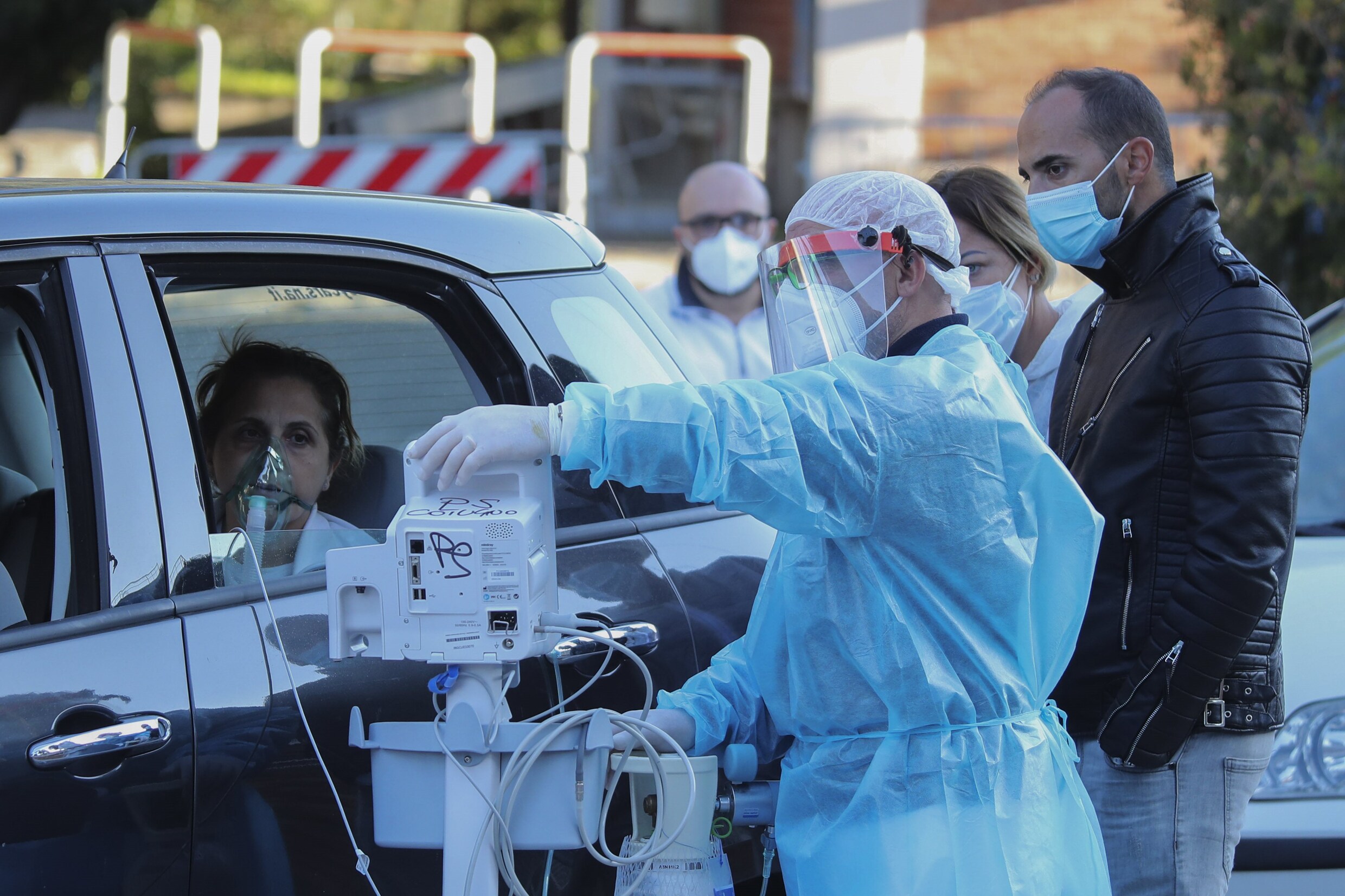 ▶ Toestand in Italië opnieuw precair, blijkt uit nieuwe beelden: patiënten krijgen zuurstof op parking van ziekenhuis