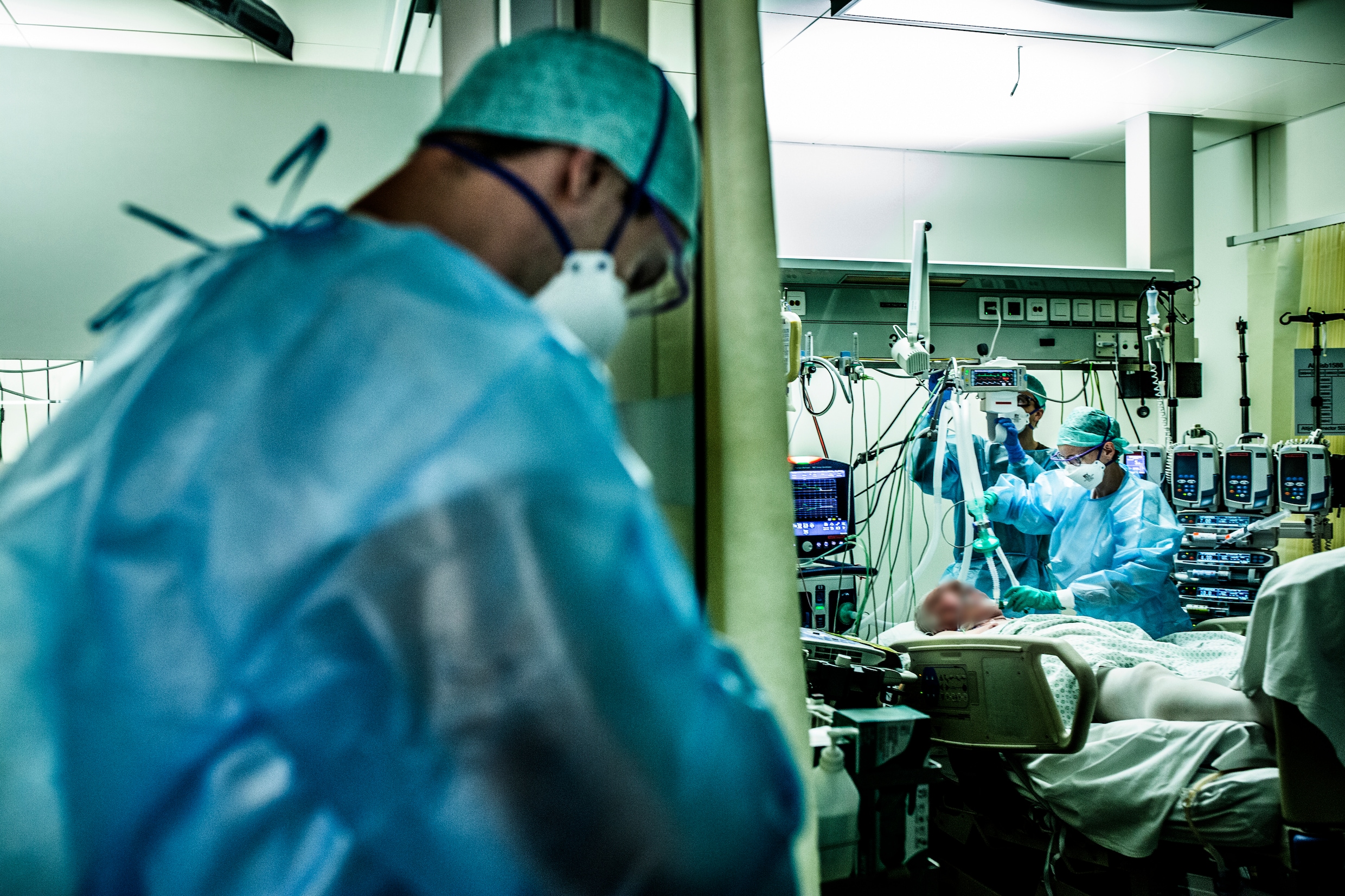 Aantal ziekenhuisopnames stijgt met 14 procent, meer dan 2.000 nieuwe coronabesmettingen per dag