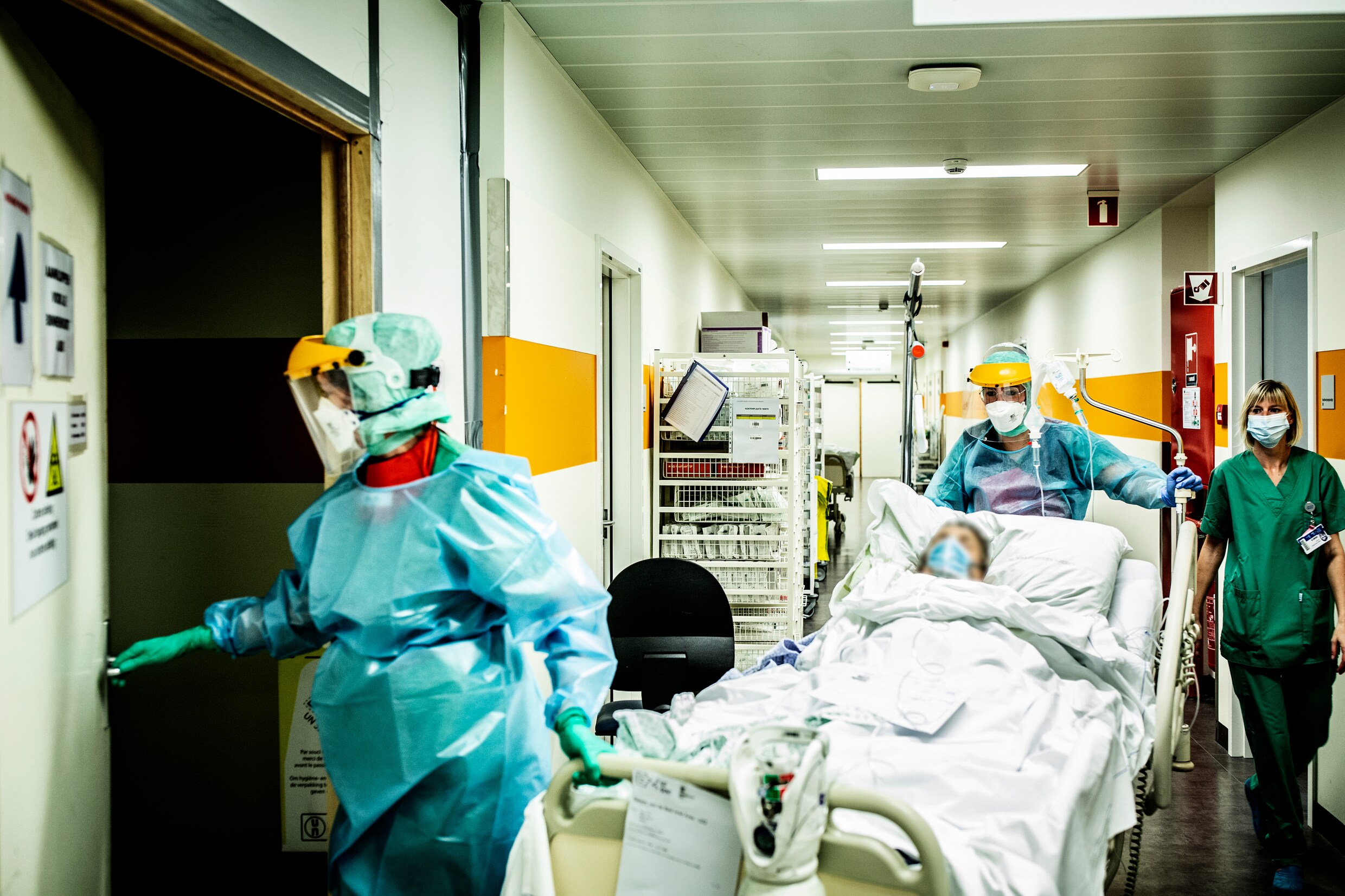 Dagelijkse opnames met covid-19 dalen licht in ons land: totale druk op ziekenhuizen blijft hoog