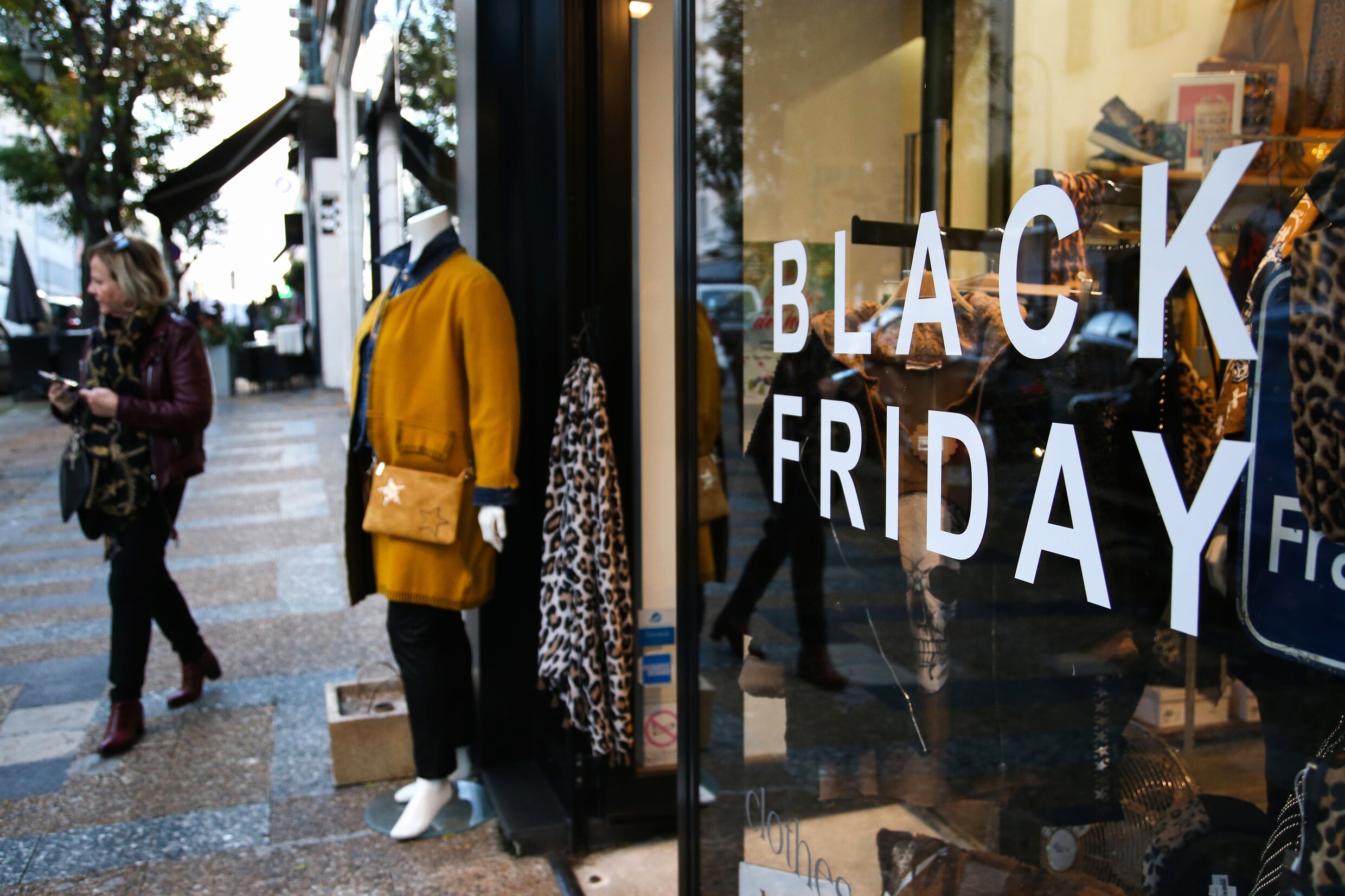 Regering krabbelt terug: dan toch geen uitstel van Black Friday, ‘maar koop lokaal’