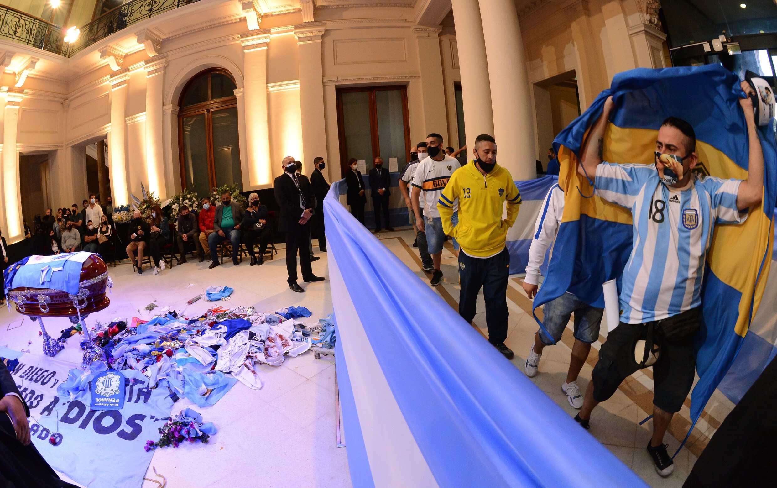 Afscheid Maradona ontaardt in chaos
