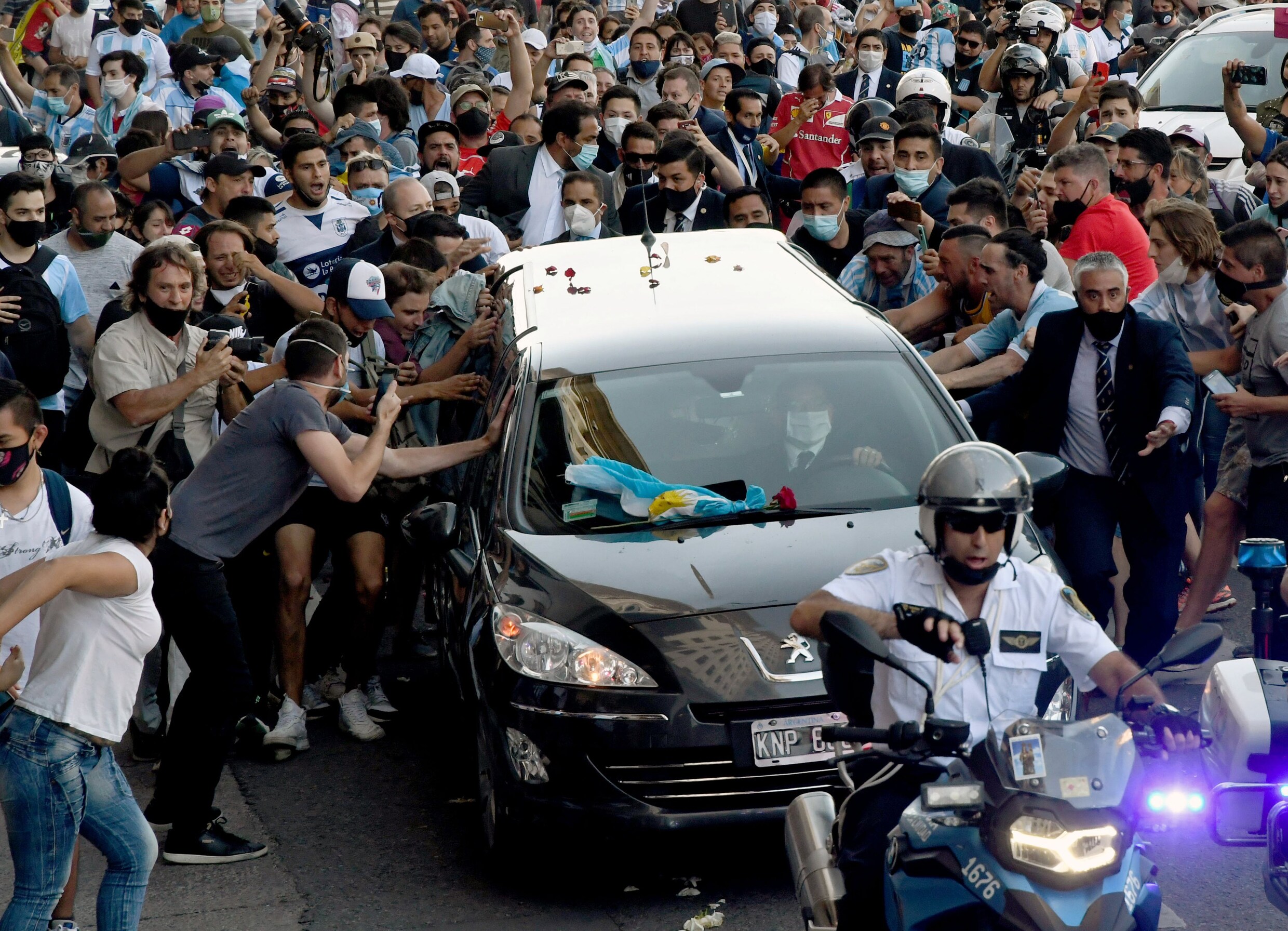 Afscheid Maradona ontaardt in chaos