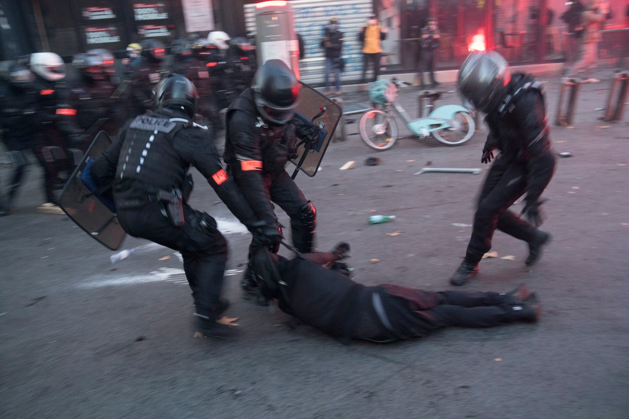 Betoging tegen politiegeweld ontspoort in Frankrijk: meer dan zestig agenten gewond