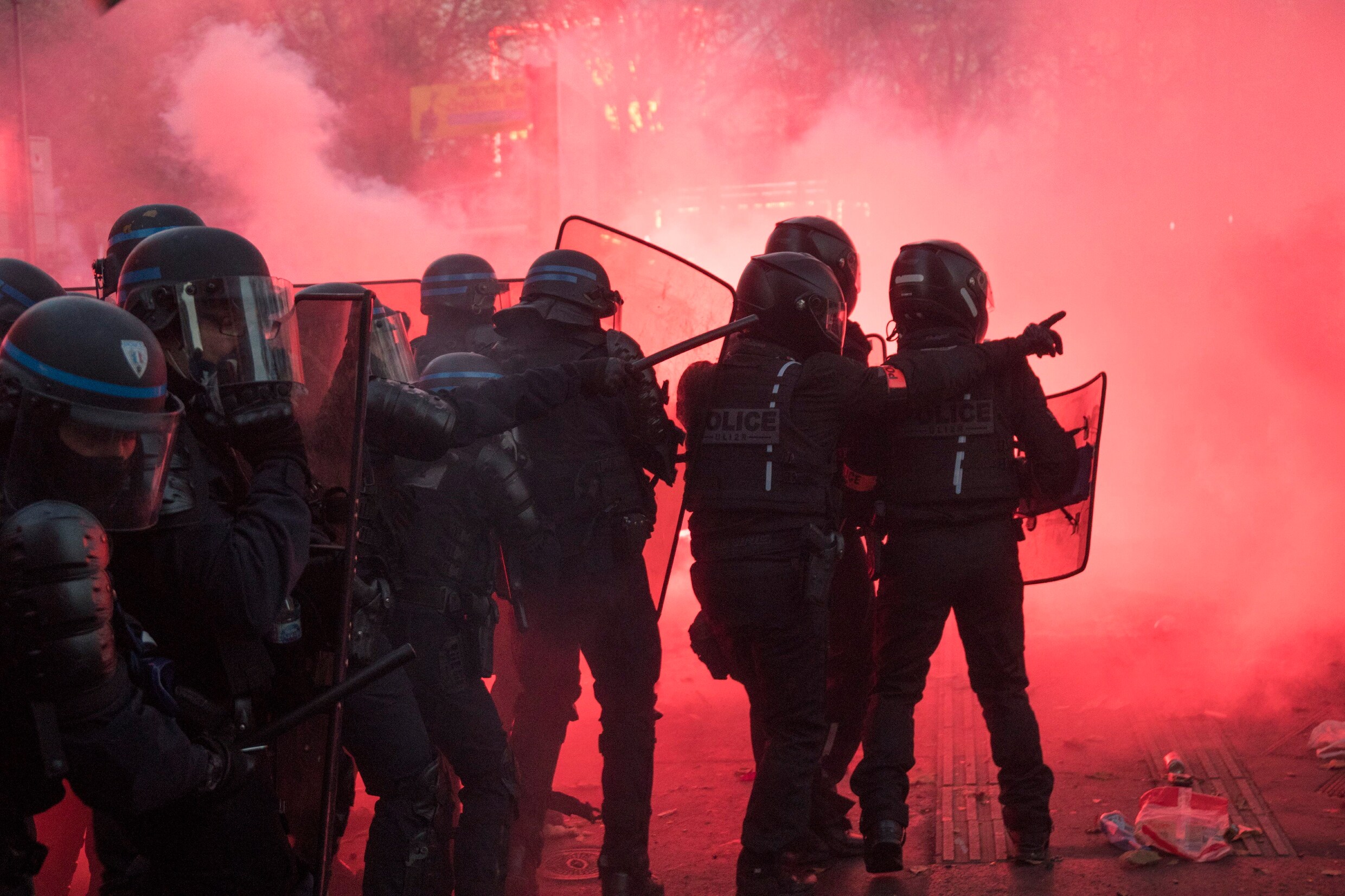 Betoging tegen politiegeweld ontspoort in Frankrijk: meer dan zestig agenten gewond
