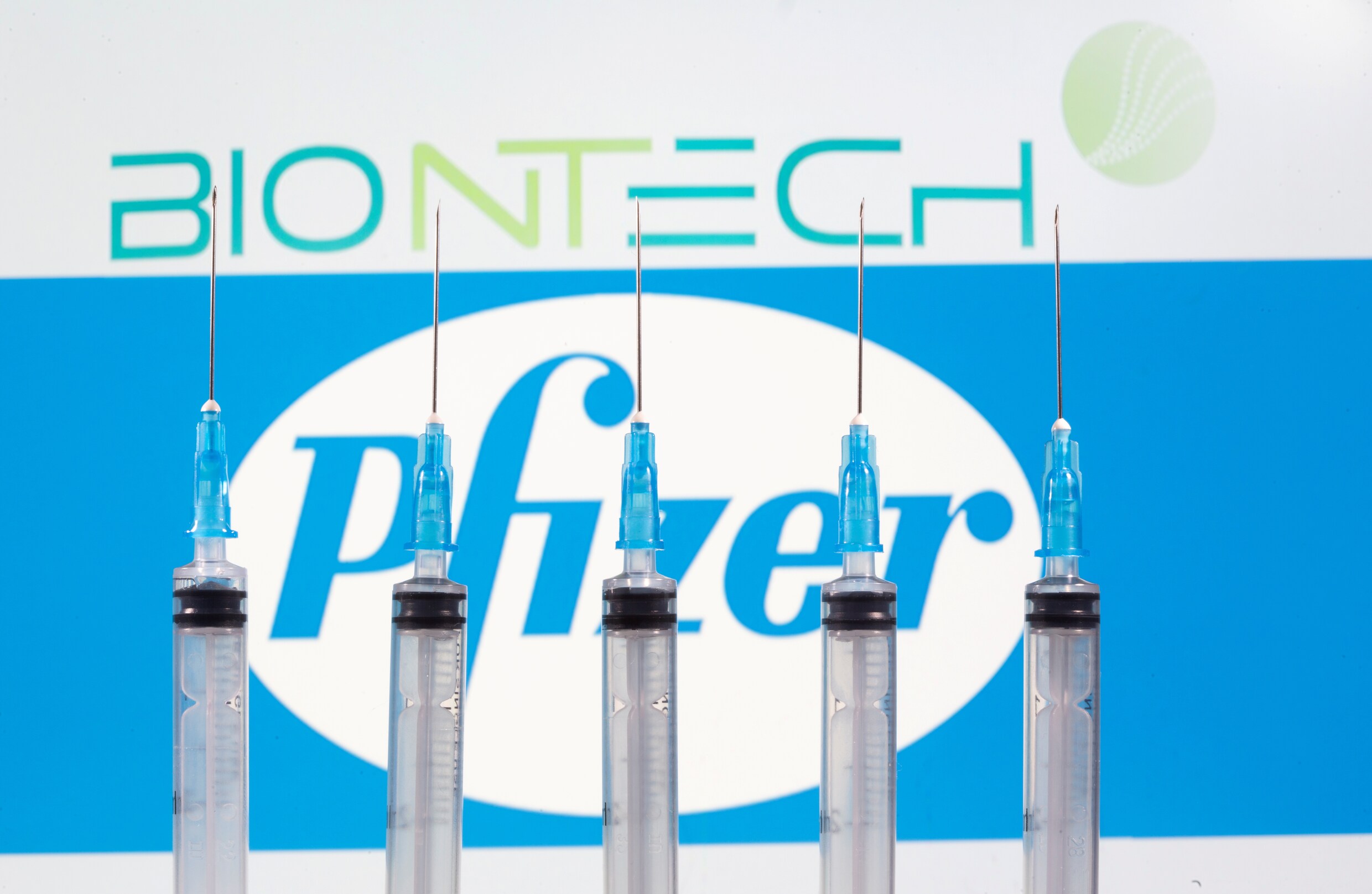 Pfizer en BioNTech vragen Europese vergunning voor coronavaccin, goedkeuring mogelijk nog deze maand