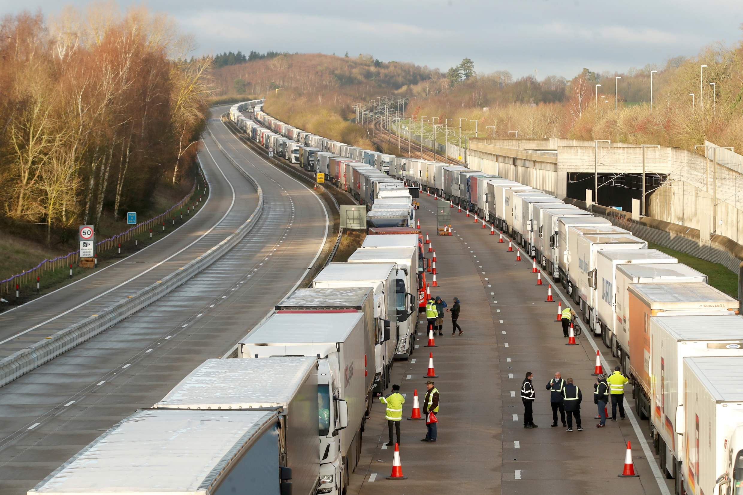 Belgische truckers in Dover mogen kerst thuis vergeten, staking British Airways maakt chaos nog groter