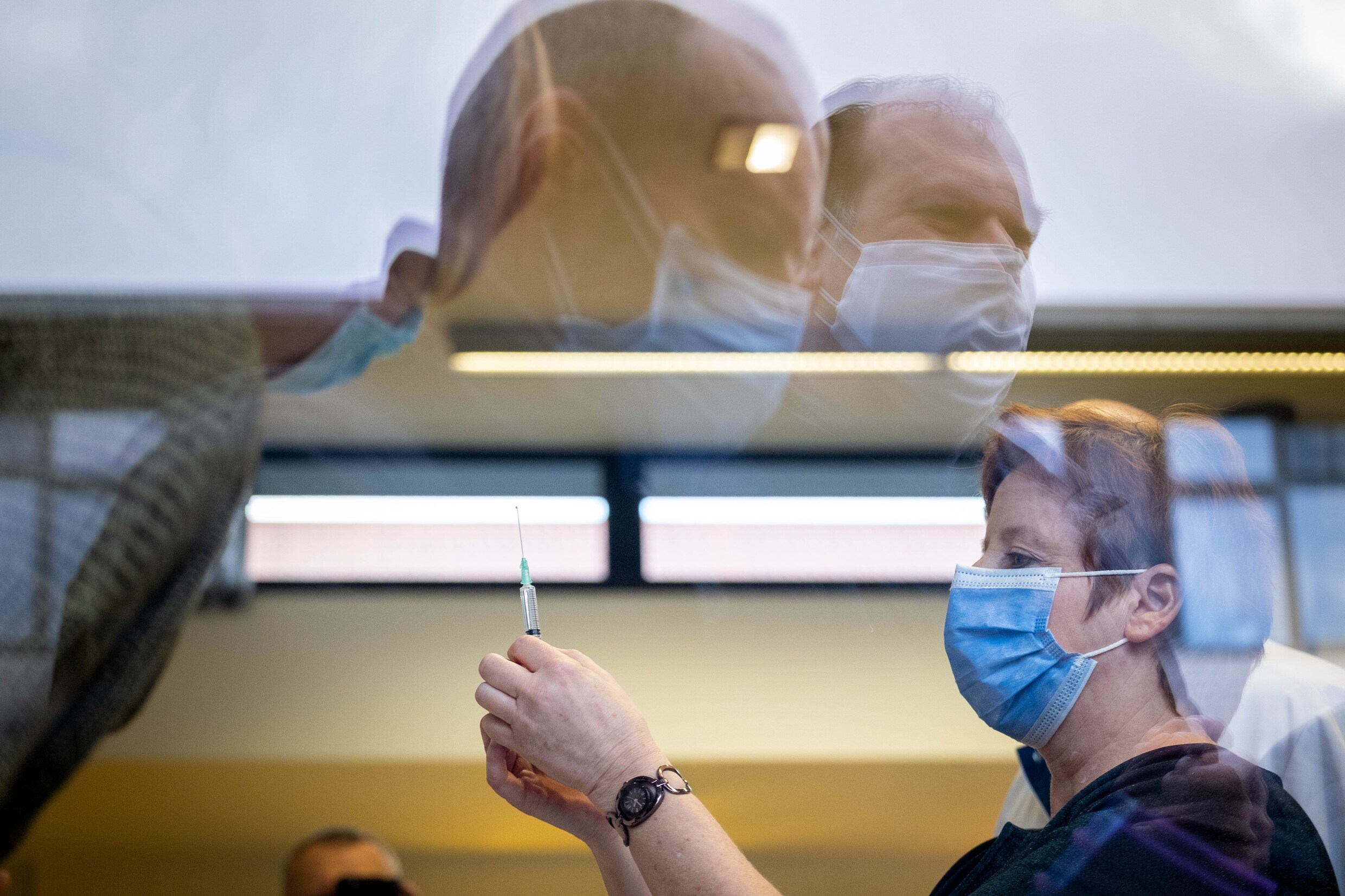 Zorgpersoneel in Vlaamse woon-zorgcentra wordt mogelijk samen met bewoners gevaccineerd