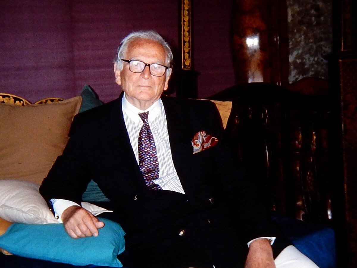 Pierre Cardin de man die high fashion naar de massa bracht is overleden De Morgen