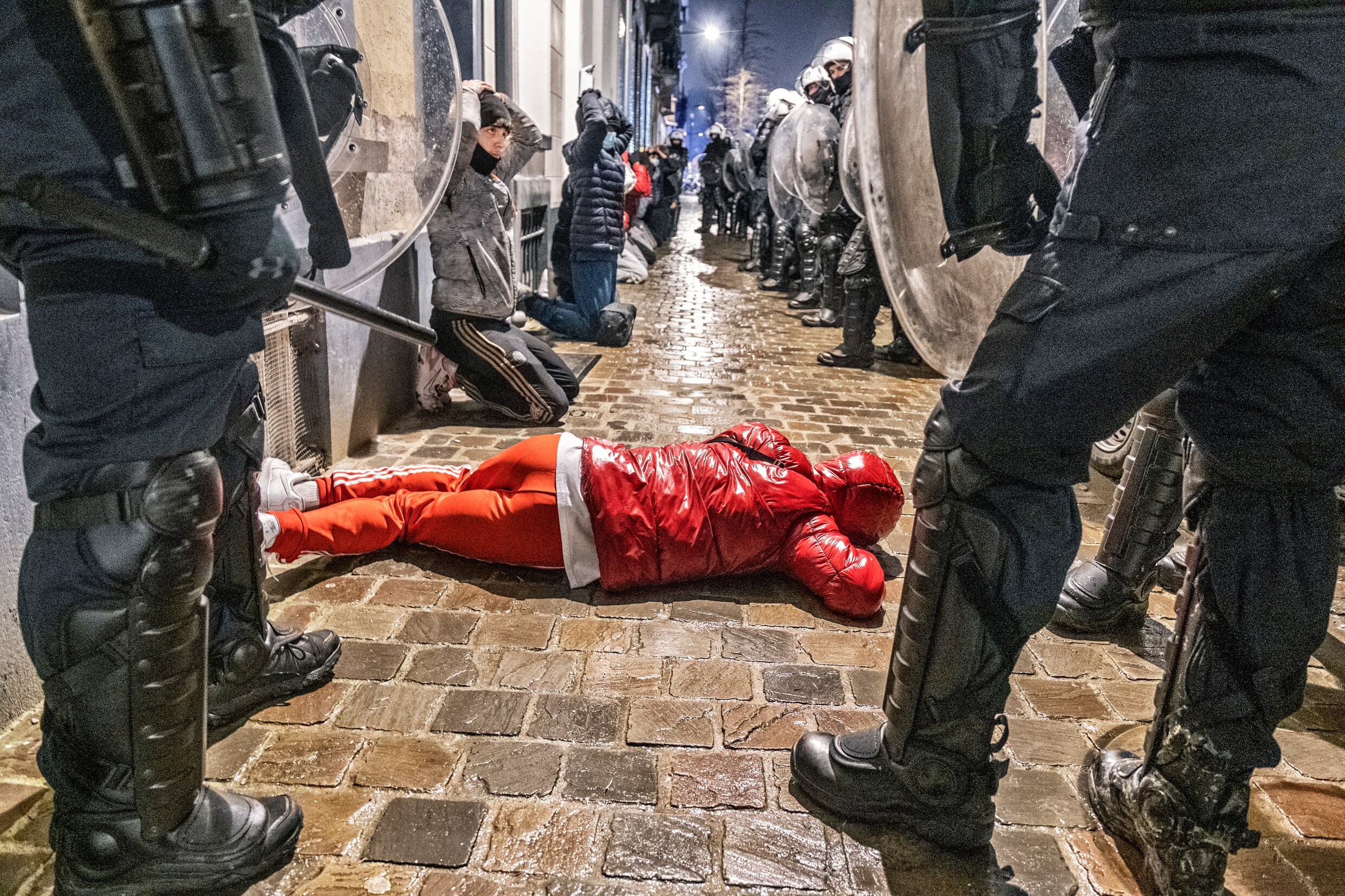 Politieagent vuurt van dichtbij rubberkogels af op jongere bij ...