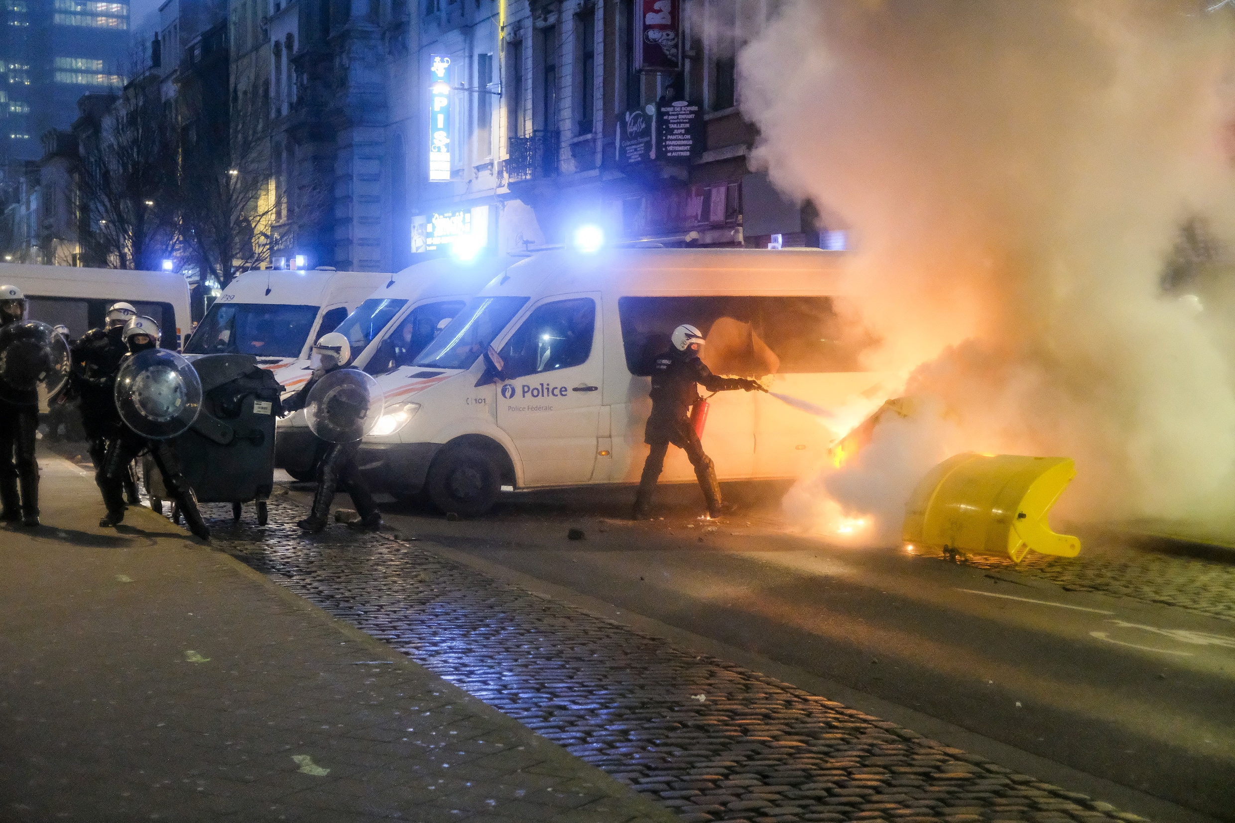 ▶ Meer dan 100 mensen gearresteerd na uit de hand gelopen protest in Brussel: ‘Relschoppers zullen niet vrijuit gaan’