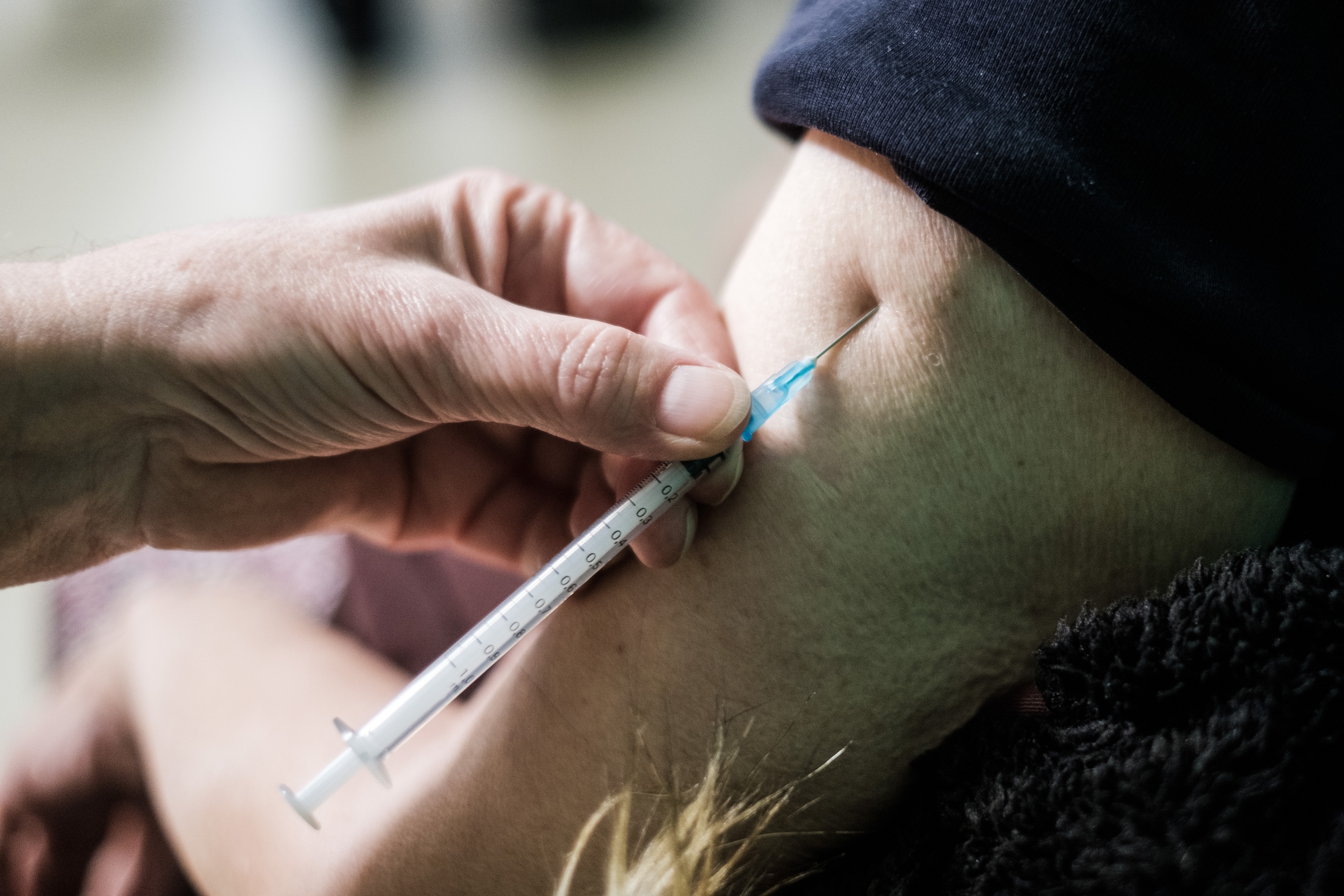 Johnson &amp; Johnson belooft eerste vaccindosissen twee maanden vroeger