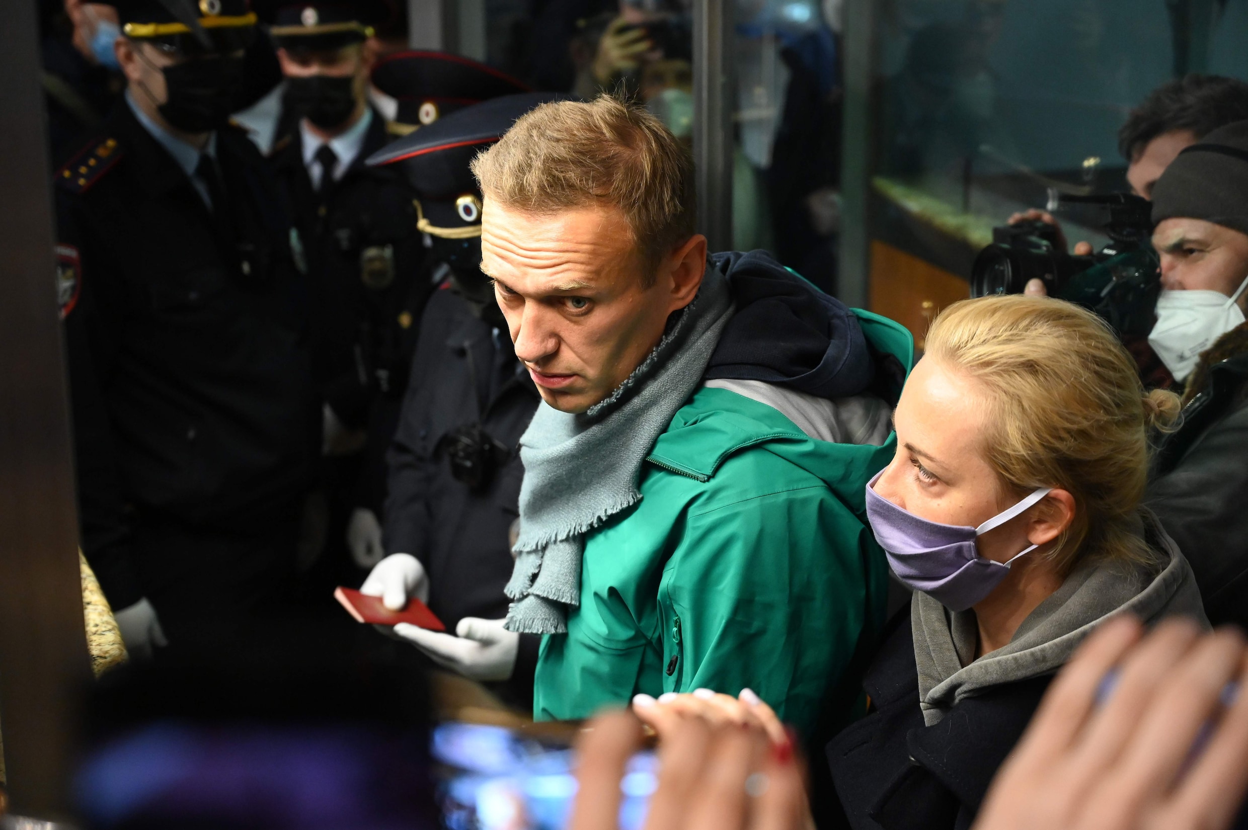 Kremlincriticus Aleksej Navalny bij aankomst in Moskou gearresteerd