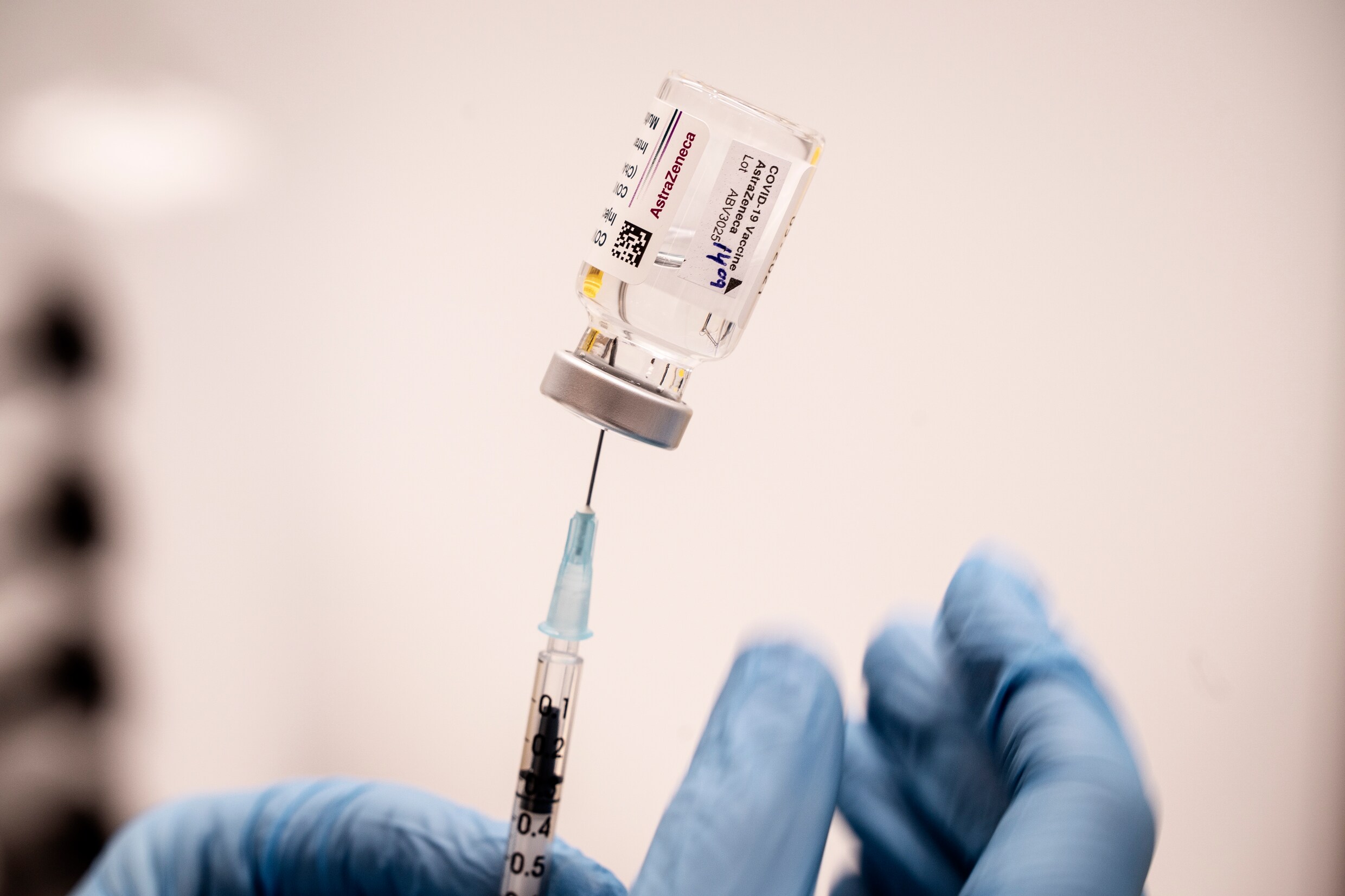 EMA: ‘Zeer zeldzame’ bijwerking bij AstraZeneca-vaccin, maar voordelen wegen zwaarder door