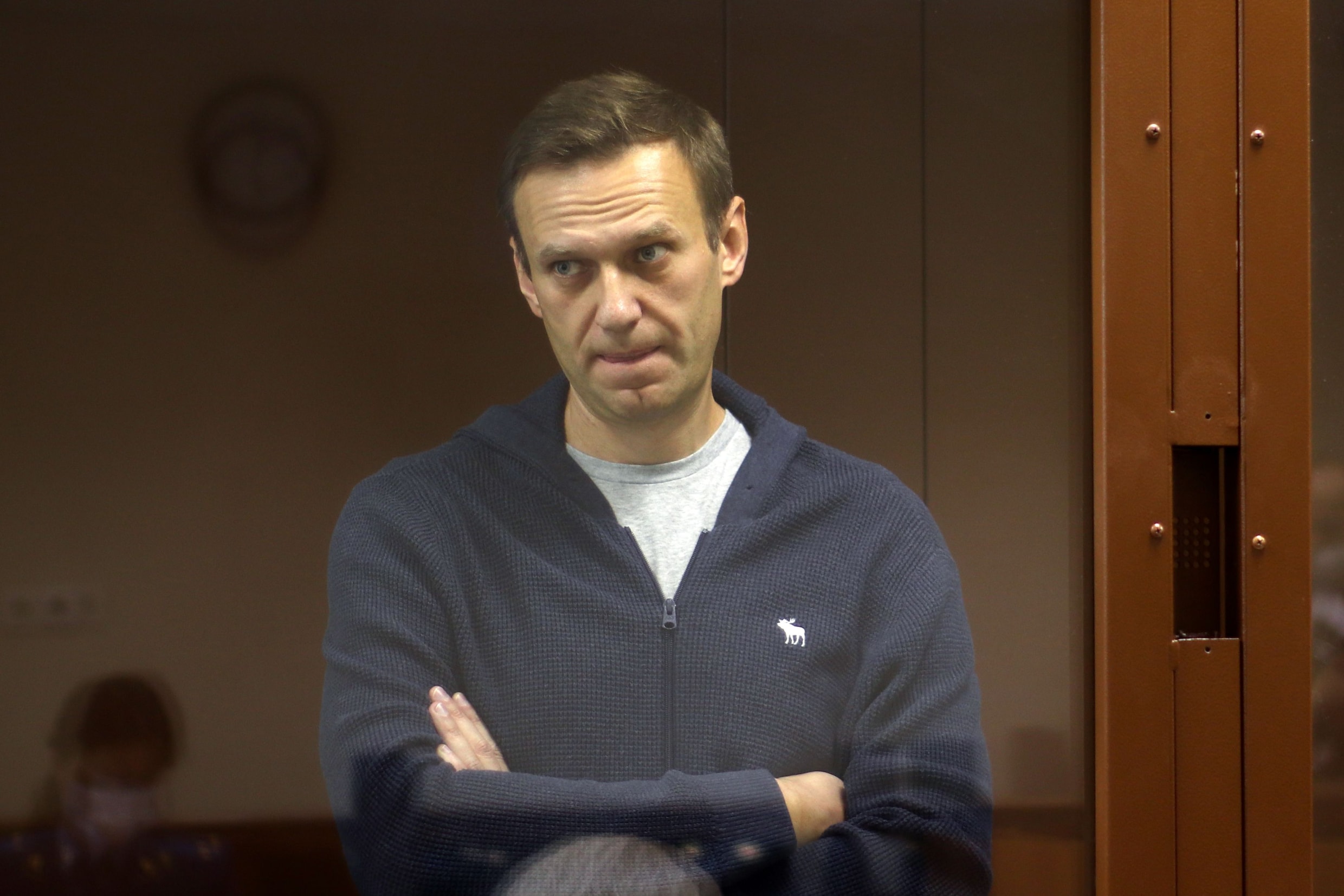 Navalny moet in strafkamp een groene broek dragen, omdat hij ‘gevaarlijk’ is