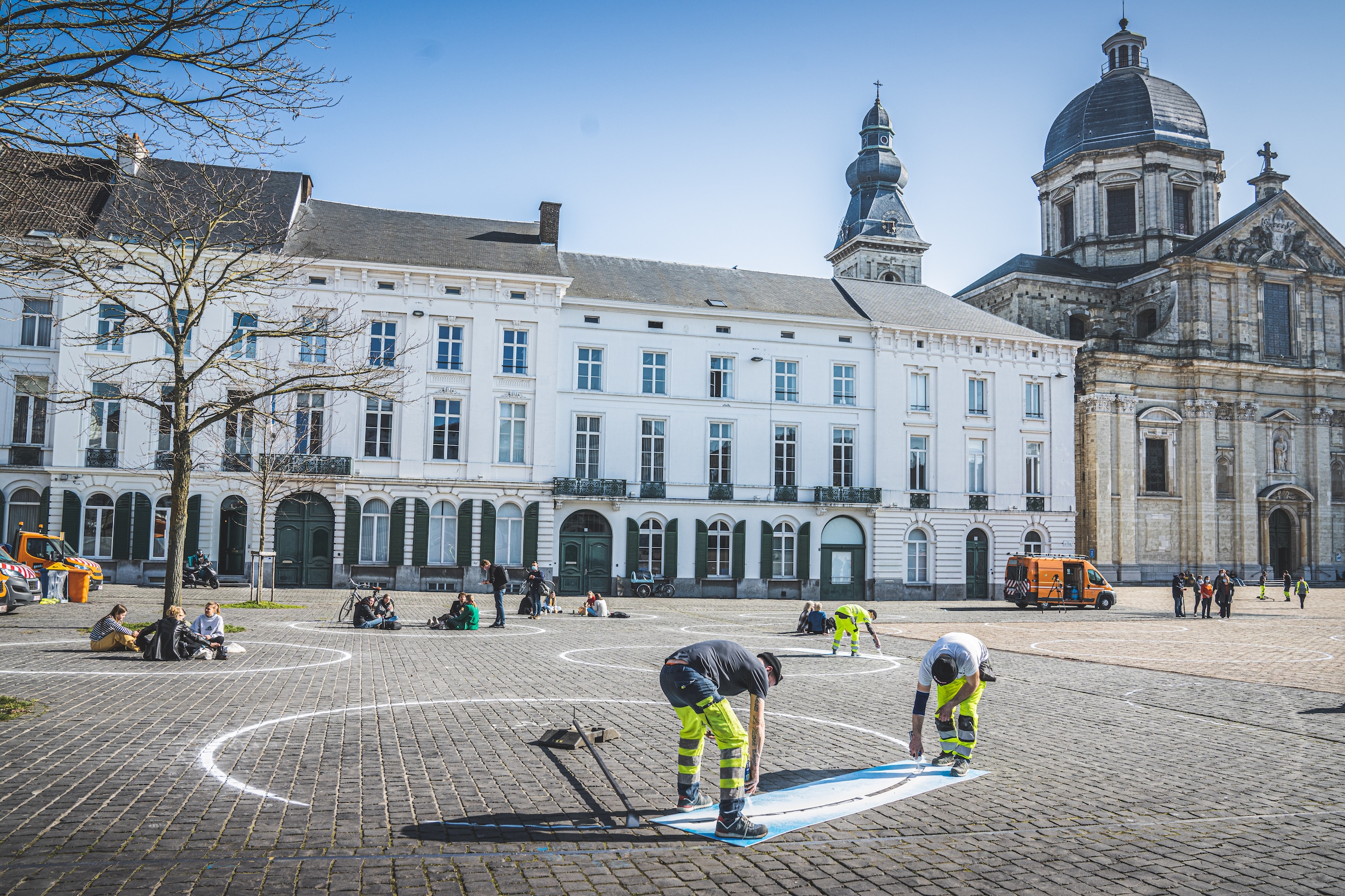 ▶ Gent tekent 100 ‘krijtbubbels’ op Sint-Pietersplein na studentenfeestjes