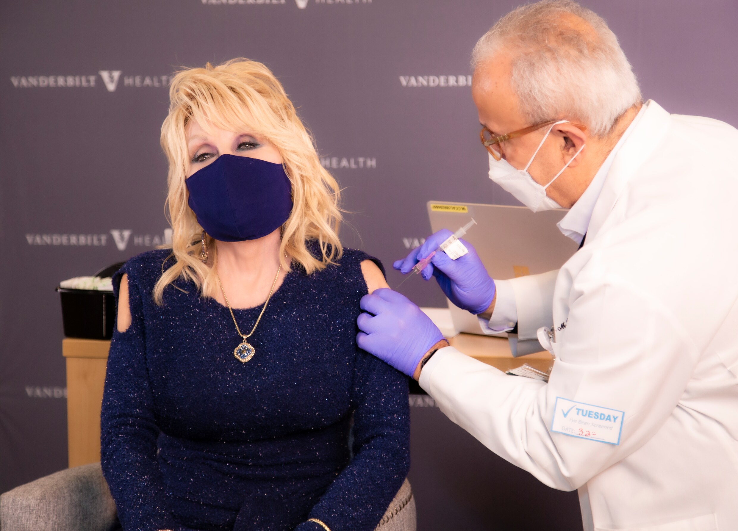 ▶ ‘Vaccine, Vaccine’: Dolly Parton geeft ludieke draai aan ‘Jolene’ terwijl ze gevaccineerd wordt met ‘eigen vaccin’