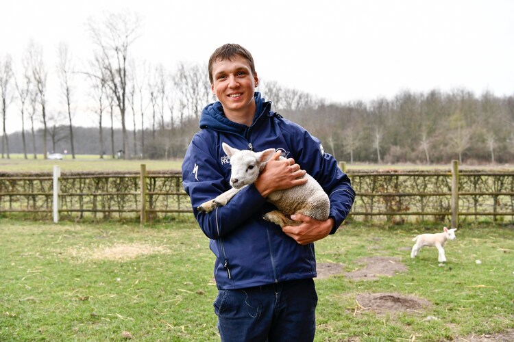 mauri-vansevenant-ontfermt-zich-over-de-lammetjes-op-de-boerderij