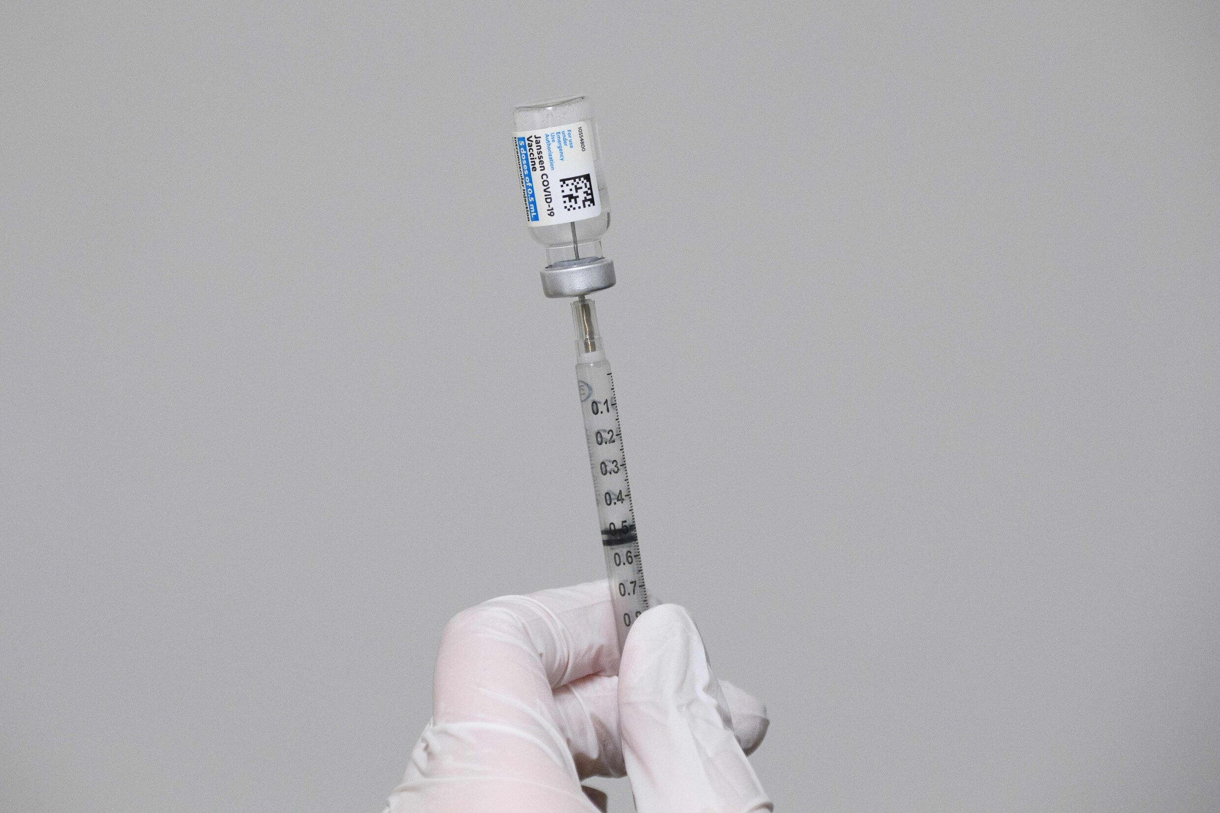 Johnson &amp; Johnson levert eerste vaccins midden april: ‘Dit kan verminderde leveringen van AstraZeneca goedmaken’