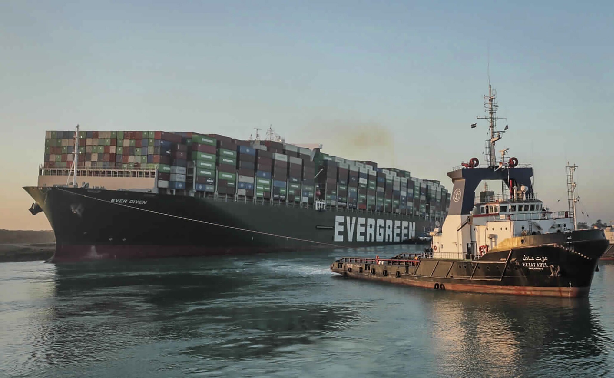 ▶  Containerschip in Suezkanaal is nu helemaal losgetrokken, scheepsverkeer hervat