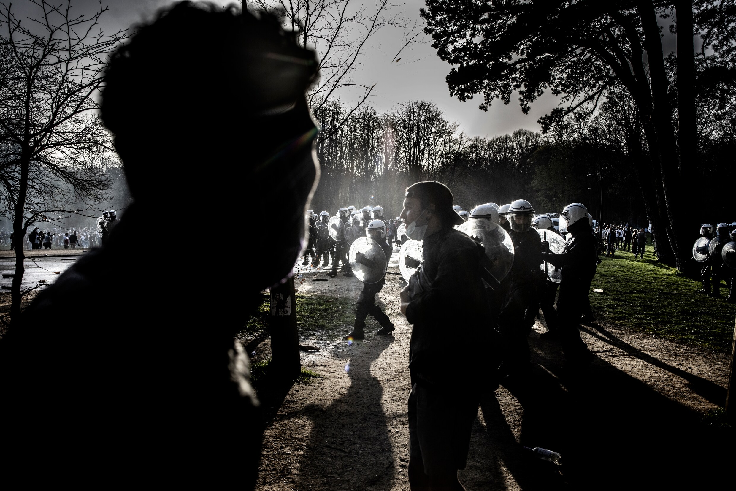 ▶ Bekijk de beelden: Oproerpolitie probeert massa uiteen te drijven in Ter Kamerenbos