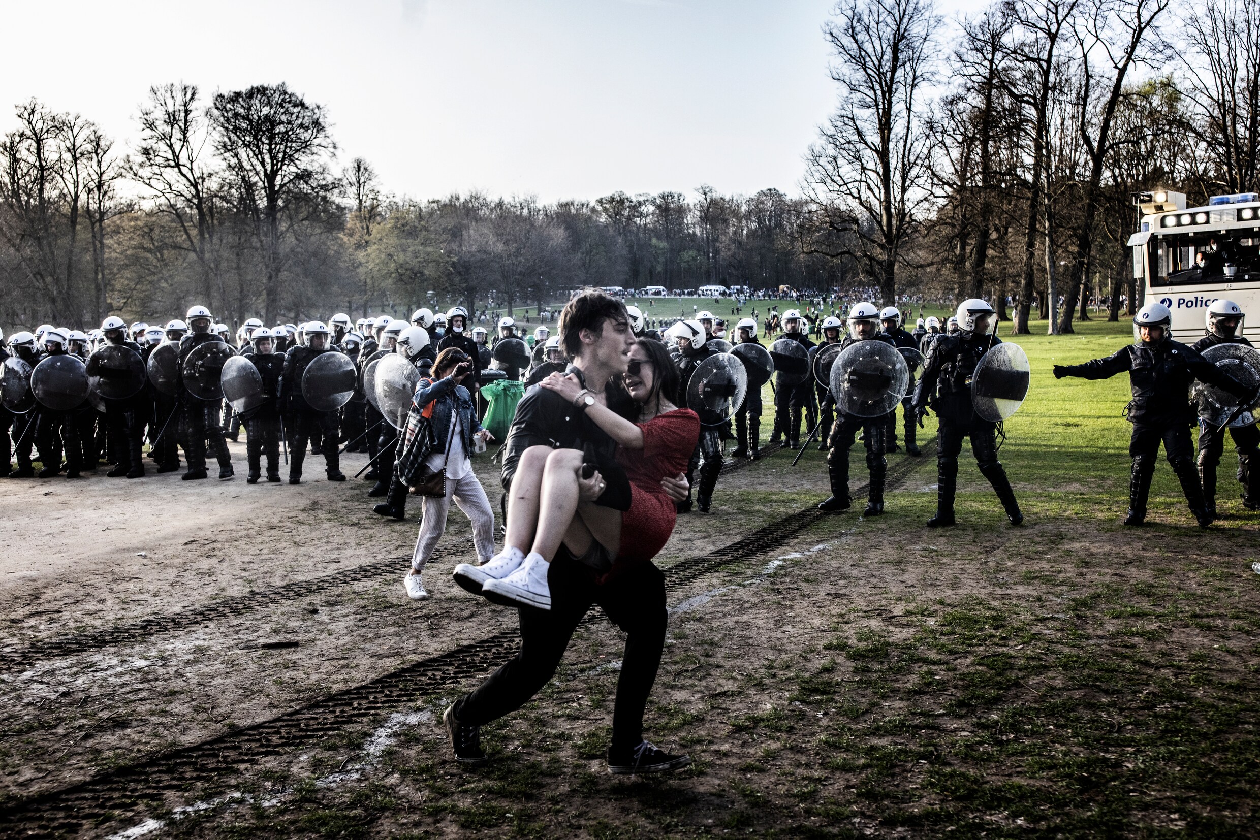 ▶ Bekijk de beelden: Oproerpolitie probeert massa uiteen te drijven in Ter Kamerenbos