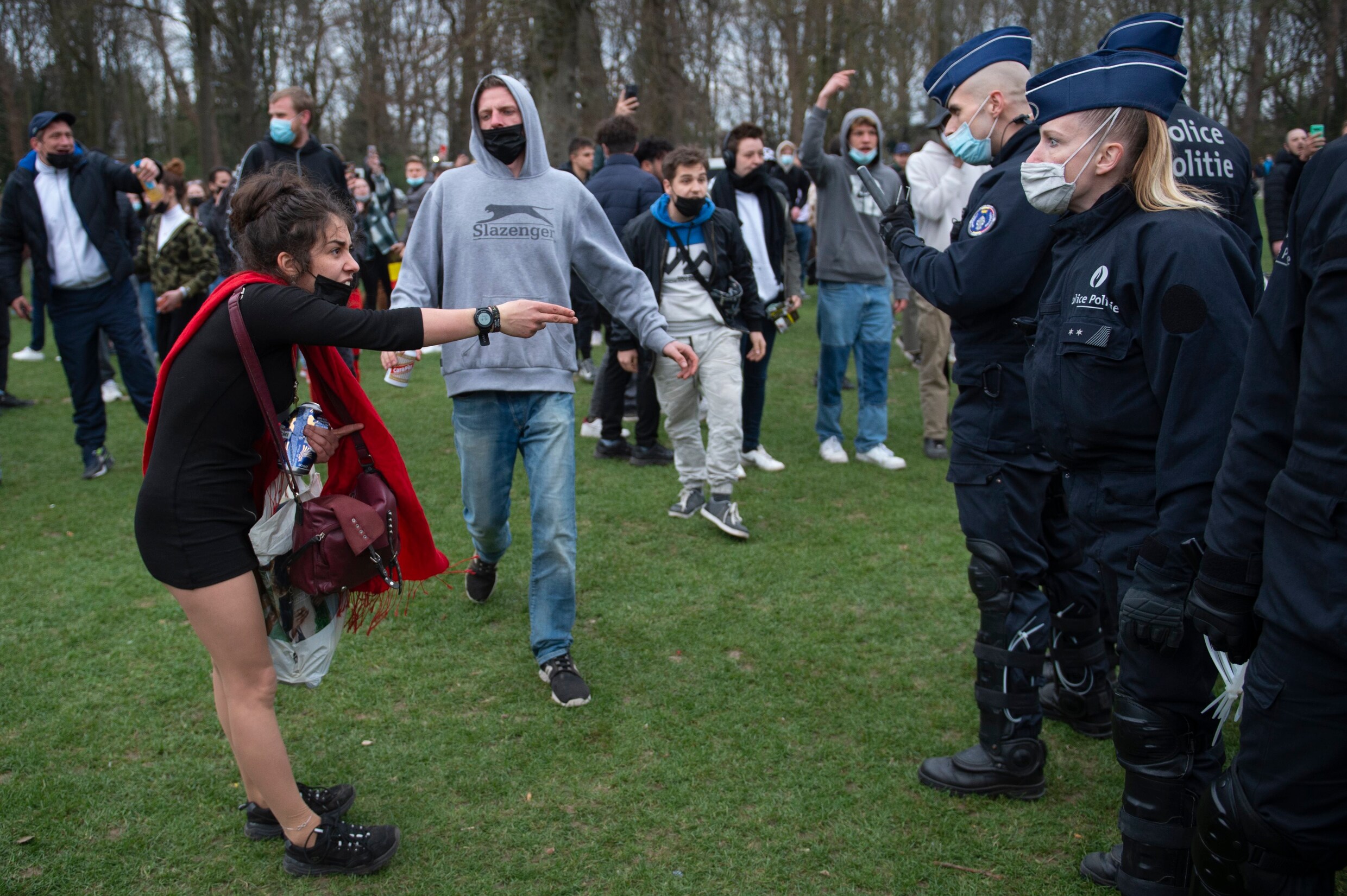 Weer feest in Ter Kamerenbos: politie zet waterkanon in en verricht arrestaties