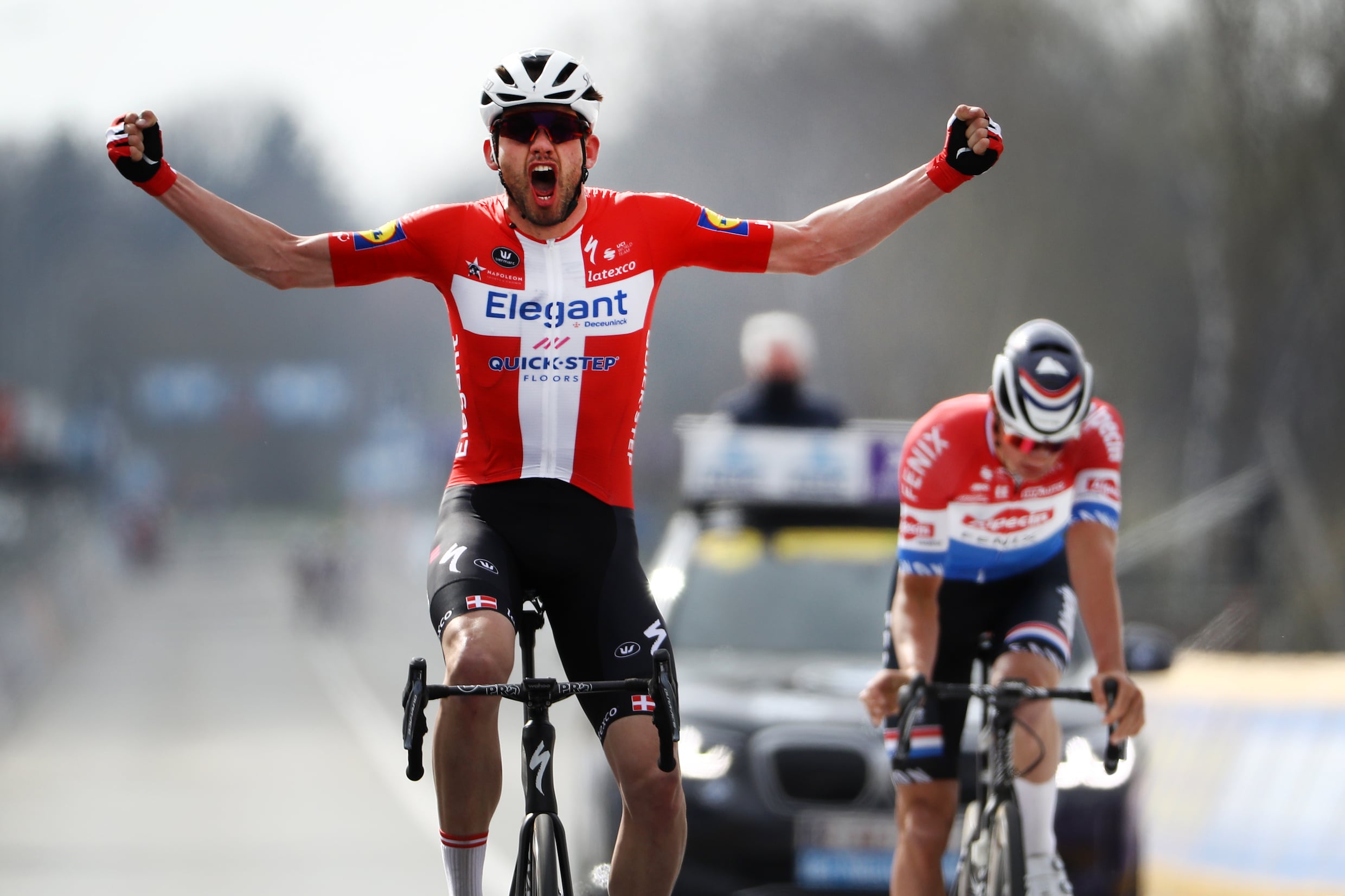 Kasper Asgreen wint Ronde van Vlaanderen na sprint tegen Mathieu van der Poel