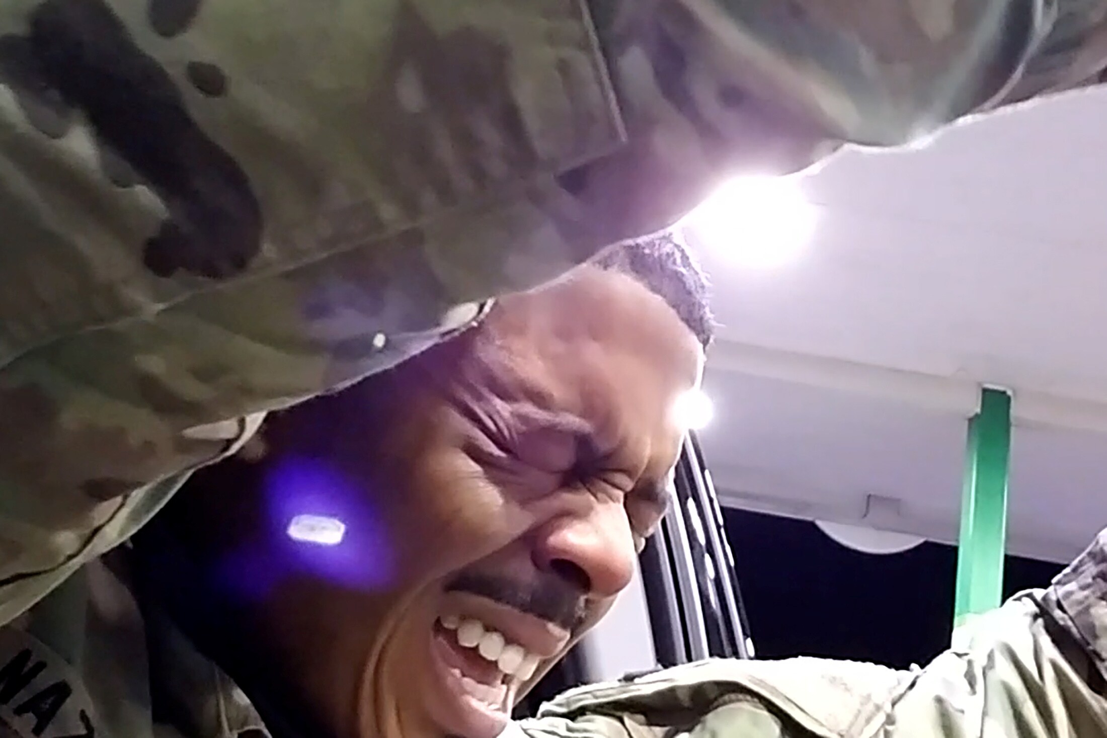 ▶ Amerikaanse politieagent ontslagen nadat hij militair onder schot houdt en hem met pepperspray uitschakelt