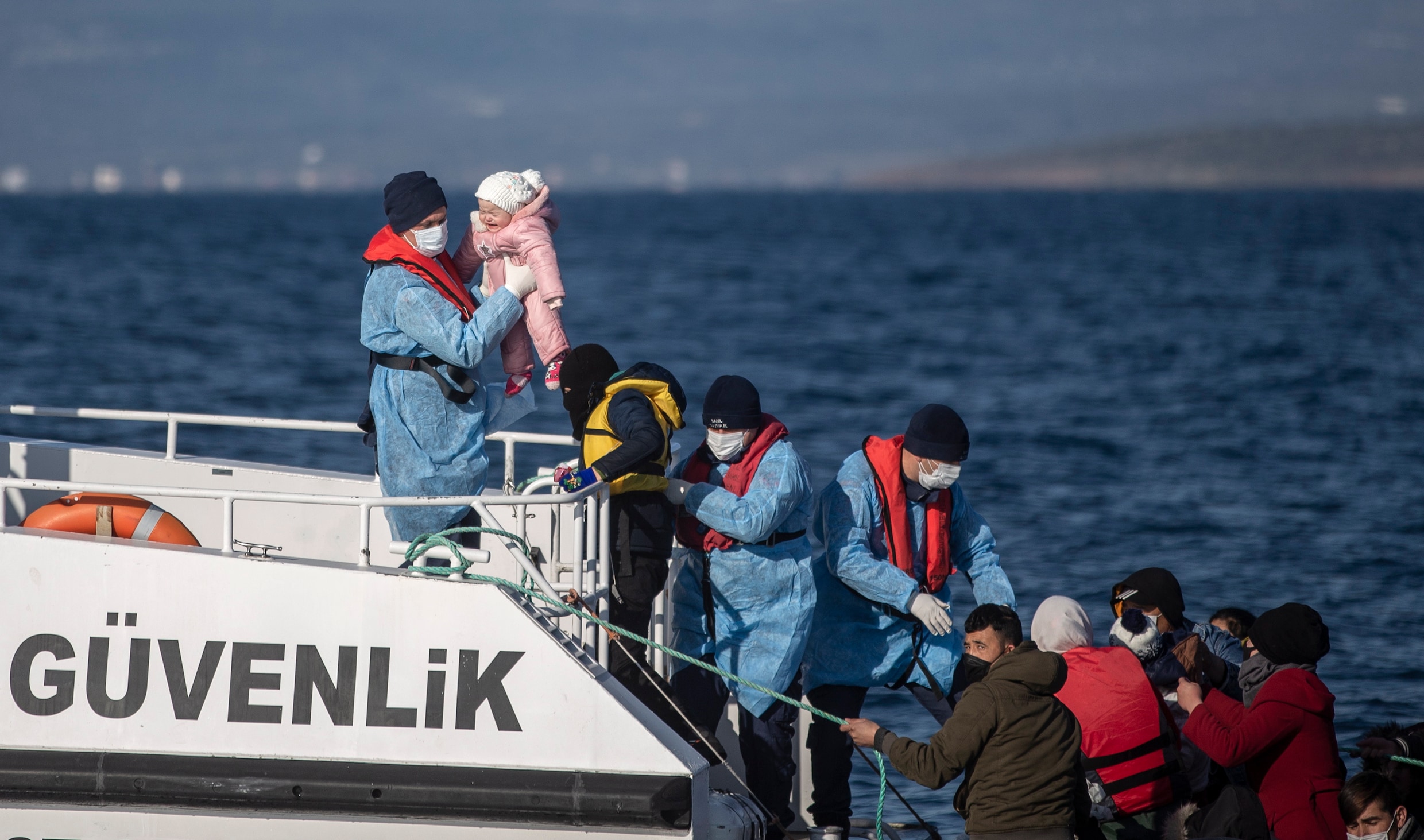 Griekenland zegt dat het geen vluchtelingen naar Turkije terugstuurt. Maar  deze vrouw bewijst het tegendeel | De Morgen