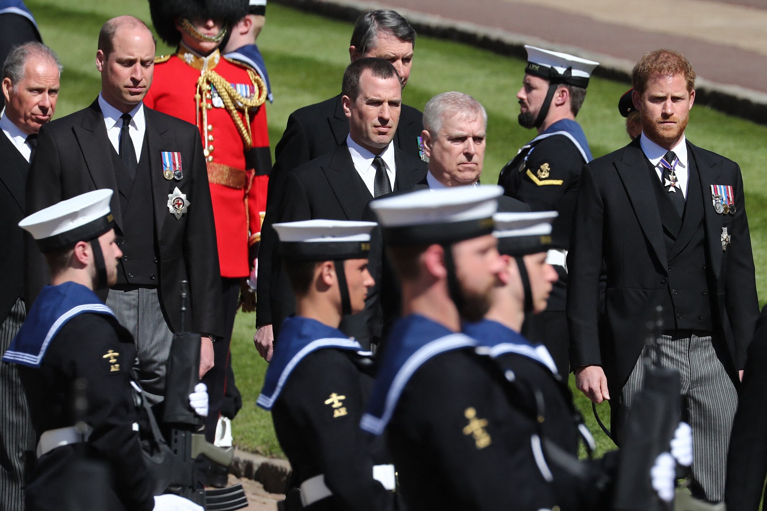 Britse prins Philip begraven: 30 aanwezigen zorgen voor waar kostuumdrama