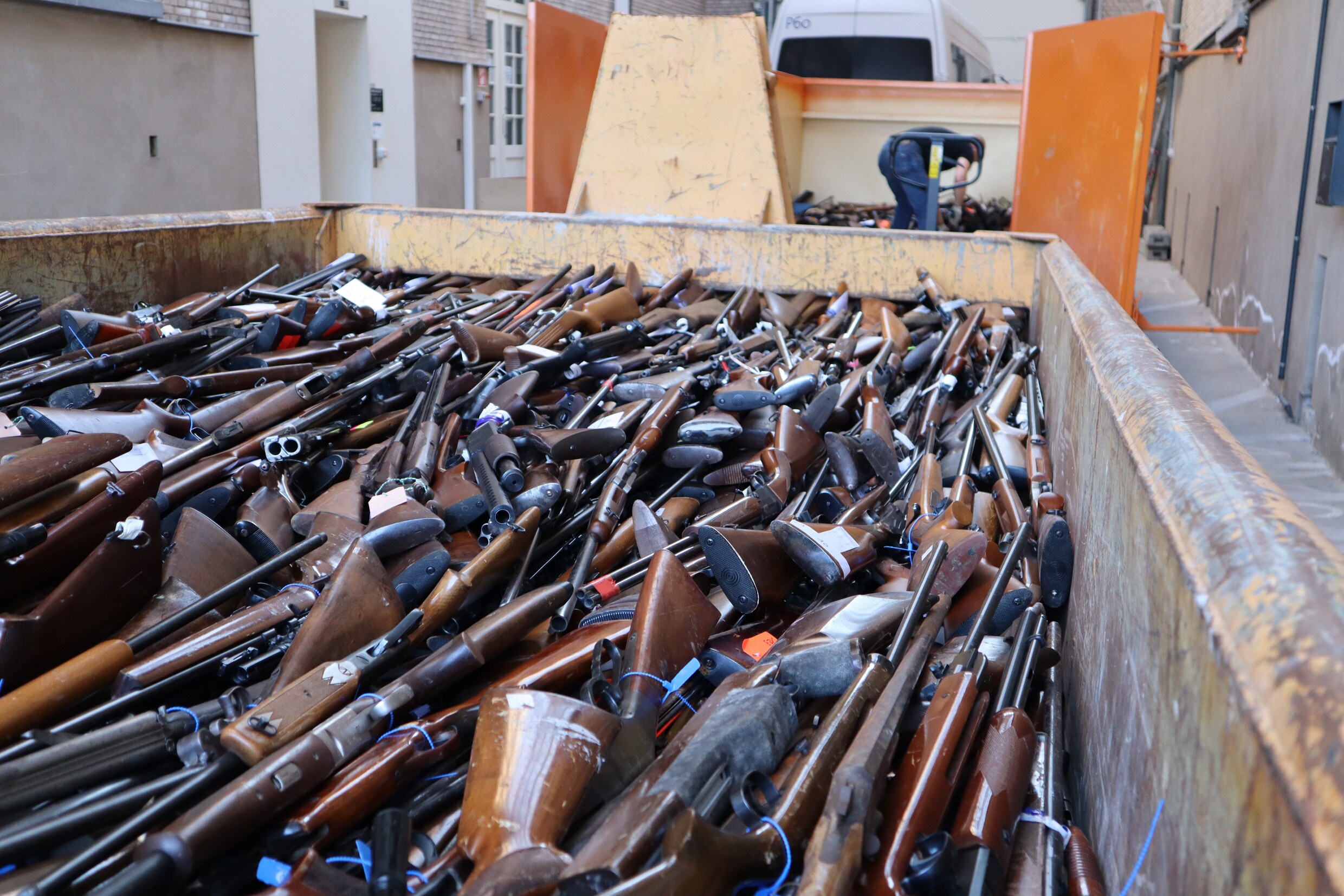 ► Imposante beelden: meer dan 60 ton vuurwapens vernietigd bij ArcelorMittal