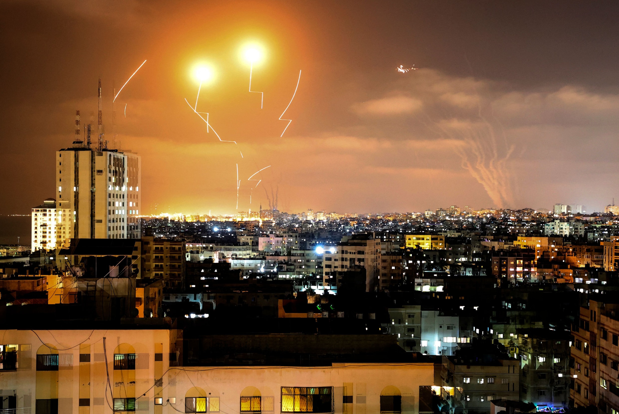 Hamas: ‘130 raketten afgevuurd’, dode bij explosies in Tel Aviv nadat Israël flatgebouw in Gaza bombardeert