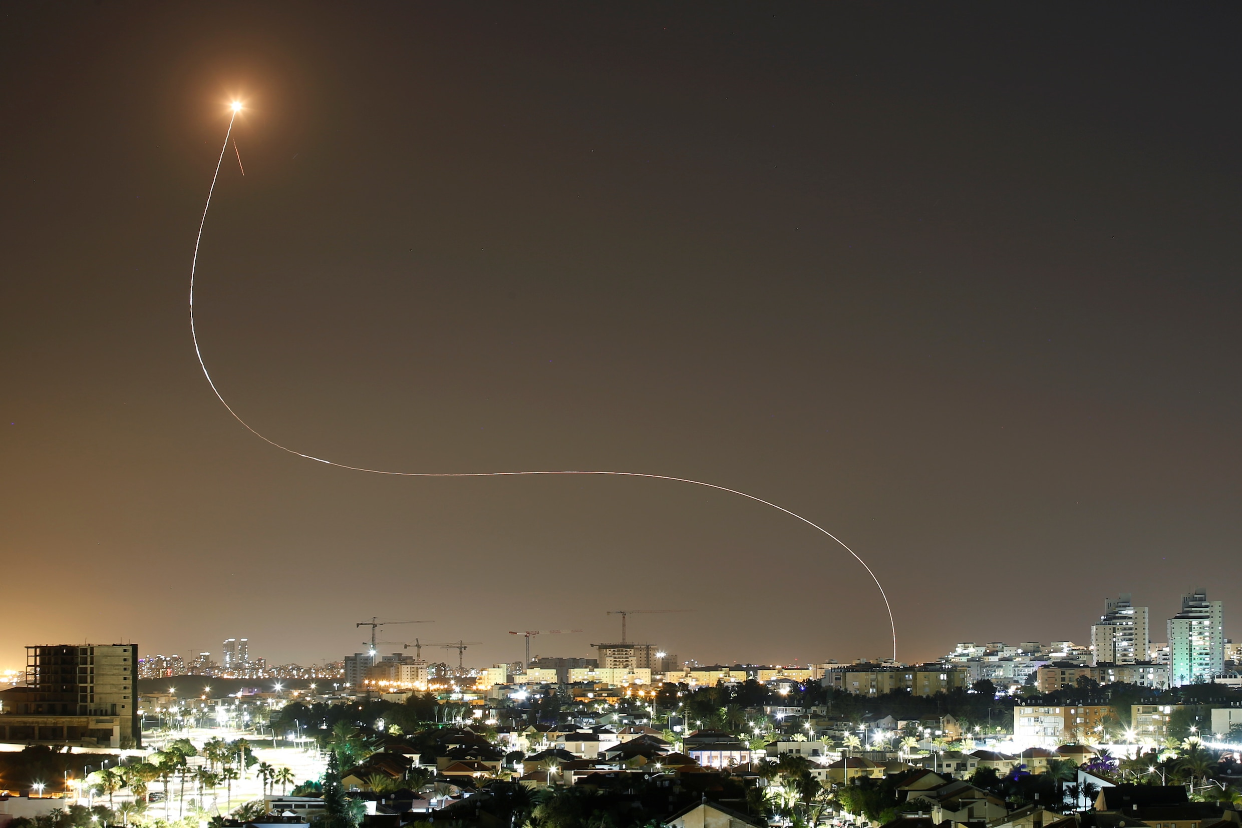 Hamas: ‘130 raketten afgevuurd’, dode bij explosies in Tel Aviv nadat Israël flatgebouw in Gaza bombardeert