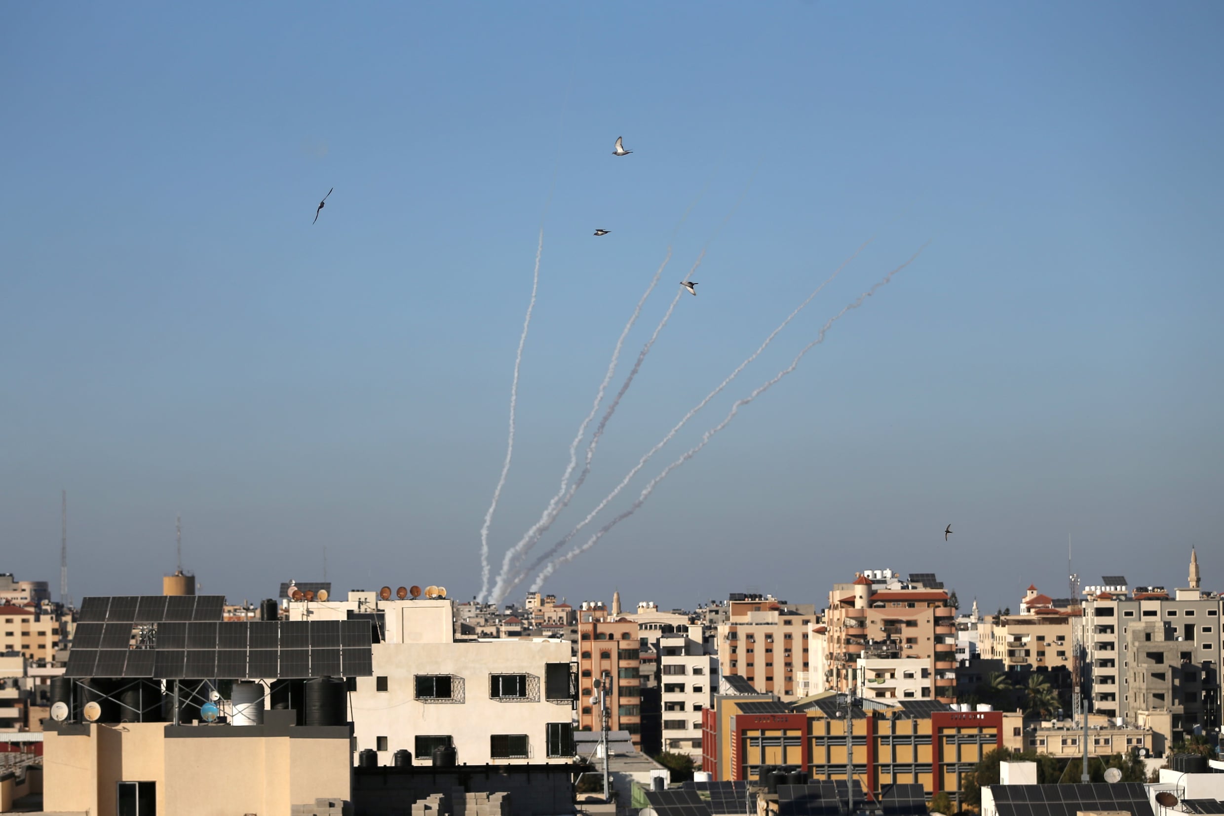 Geweld blijft escaleren: straatgevechten in Israël, mogelijk grondoffensief in Gaza en nu ook raketten vanuit Libanon