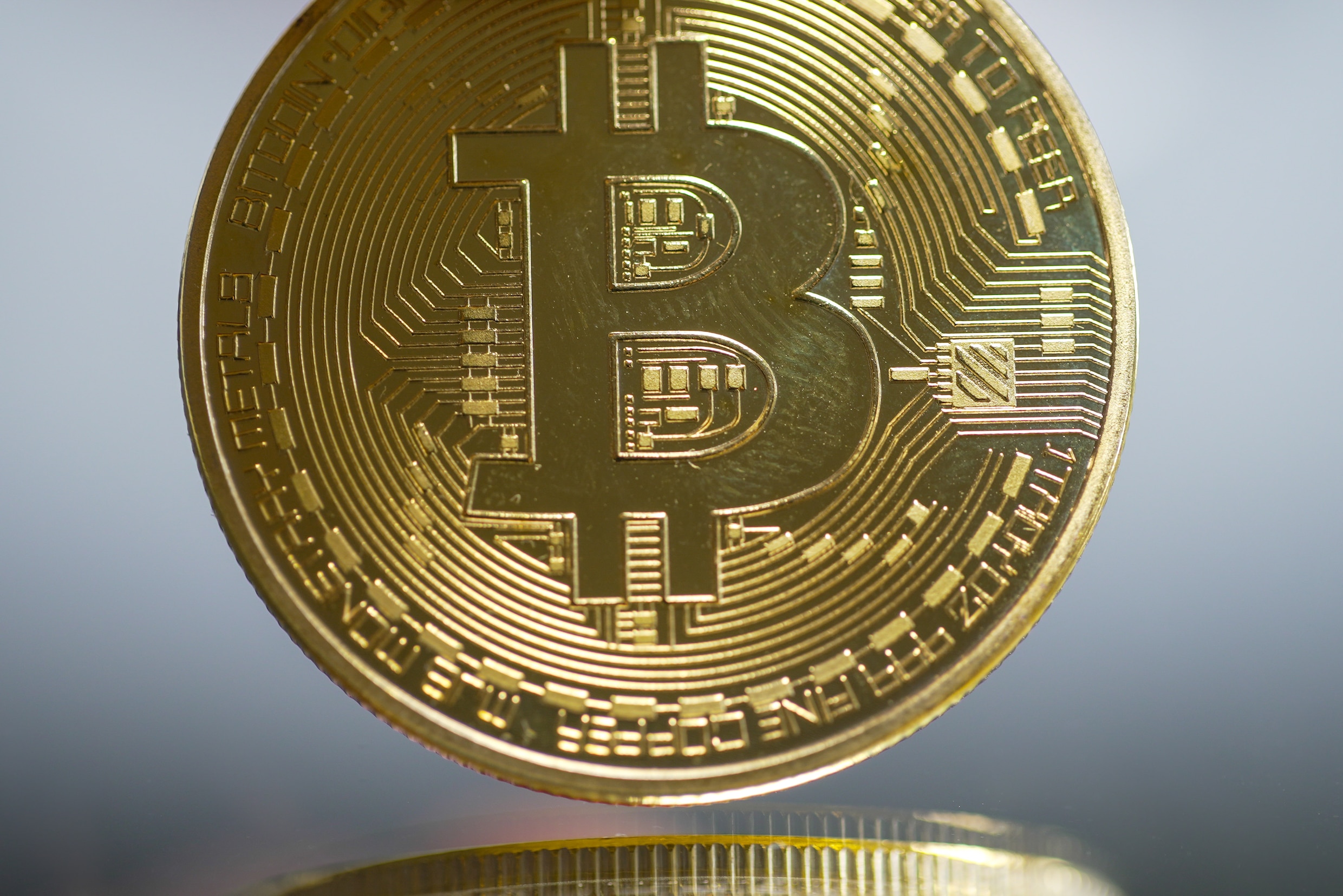 Markt cryptomunten weer onder druk: waarde bitcoin daalt tot 35.000 dollar  | De Morgen