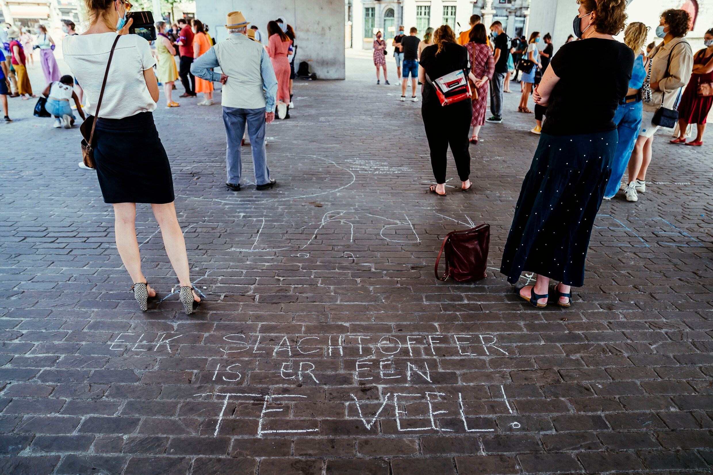 Gent houdt stille wake voor meisje dat uit leven stapte na groepsverkrachting: ‘Voed uw zonen op’