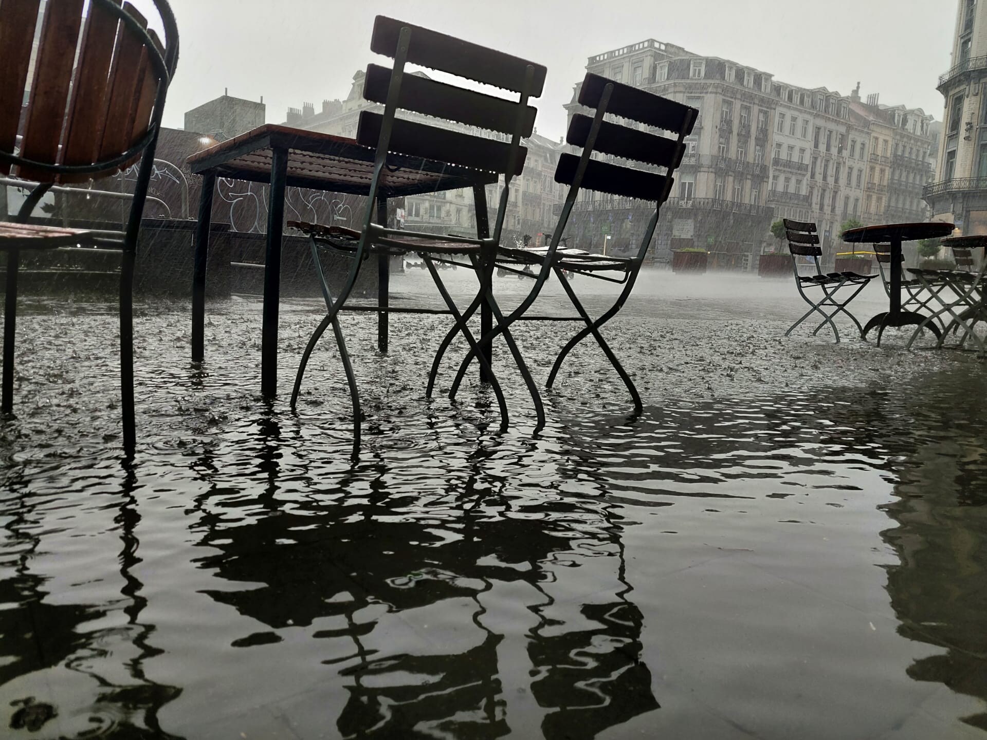 ▶ Nog meer intense buien en onweer: code geel in heel het land, al wateroverlast in Nieuwpoort en Knokke
