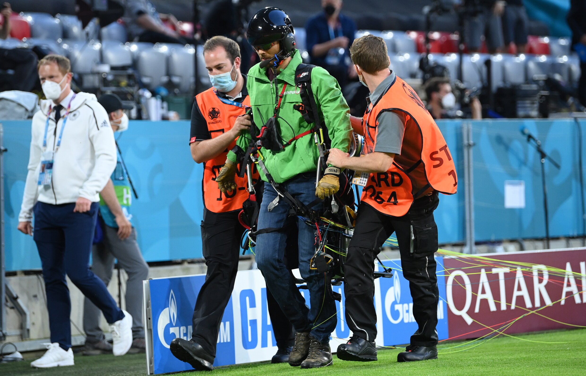 ► ‘Greenpeace’-parachutist stort neer in stadion tijdens Frankrijk-Duitsland