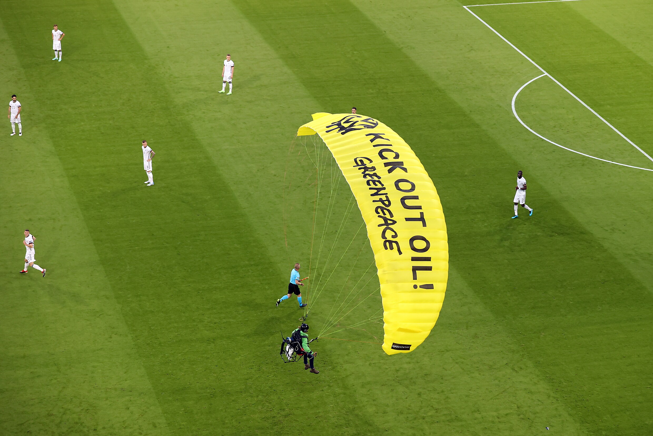 ► ‘Greenpeace’-parachutist stort neer in stadion tijdens Frankrijk-Duitsland