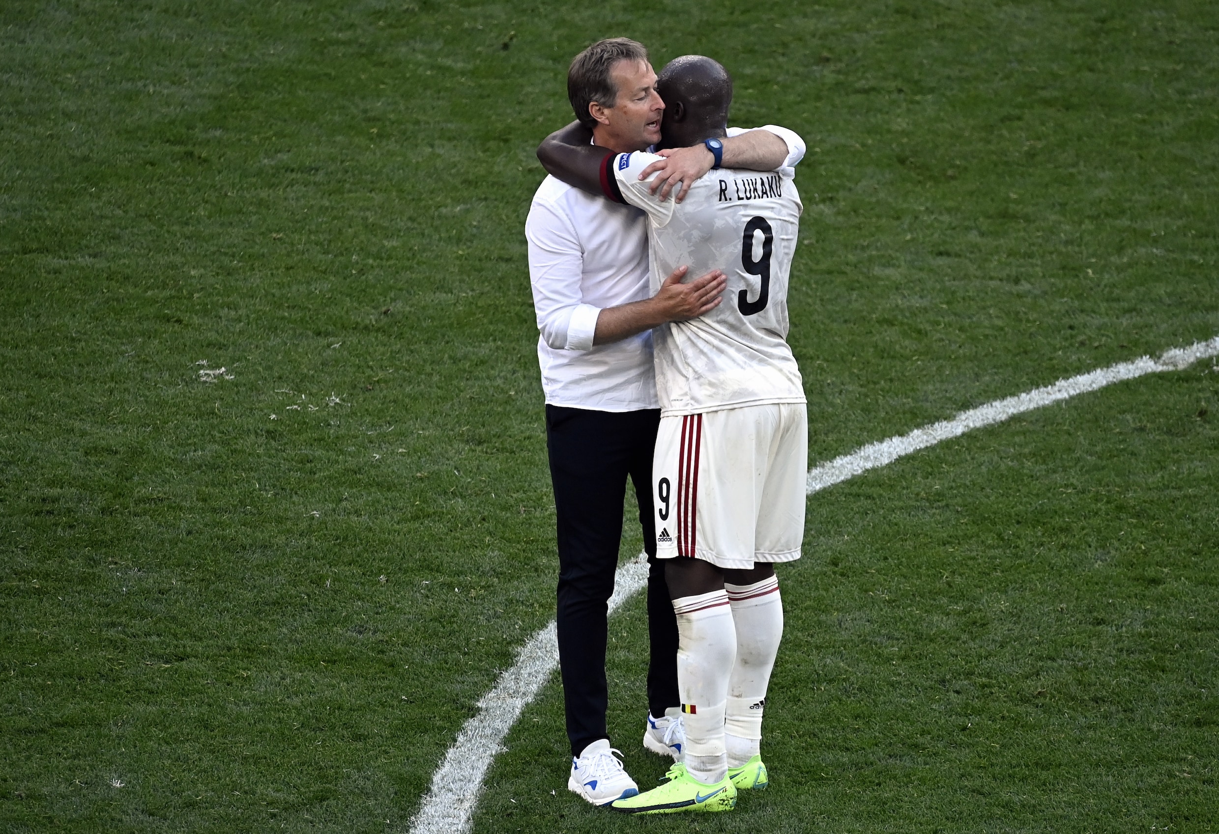 Lukaku geeft Deense coach meteen na affluiten een knuffel: ‘Ik ben hen eeuwig dankbaar’