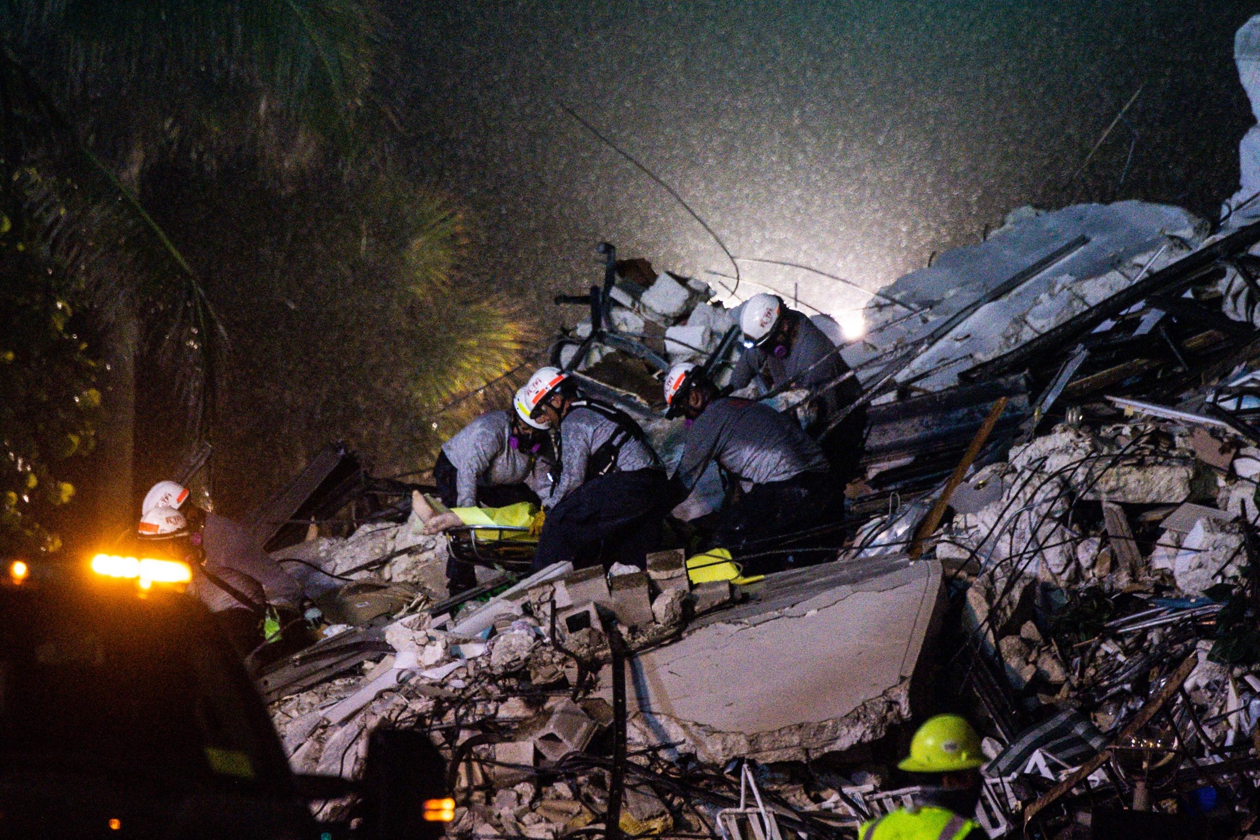Zeker 4 doden na instorting flatgebouw in Miami, reddingsteams zoeken verder naar overlevenden in puin