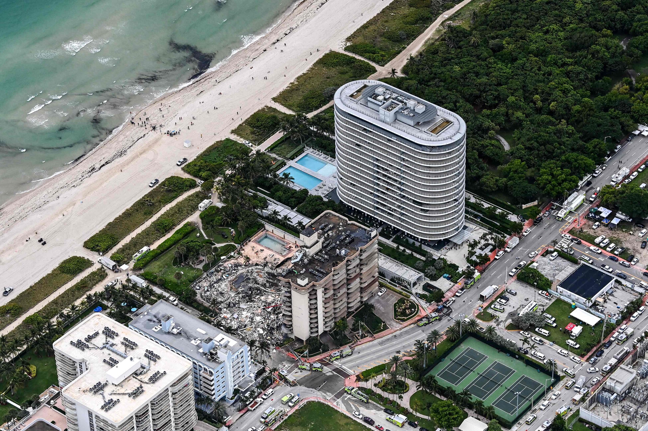 Zeker 4 doden na instorting flatgebouw in Miami, reddingsteams zoeken verder naar overlevenden in puin