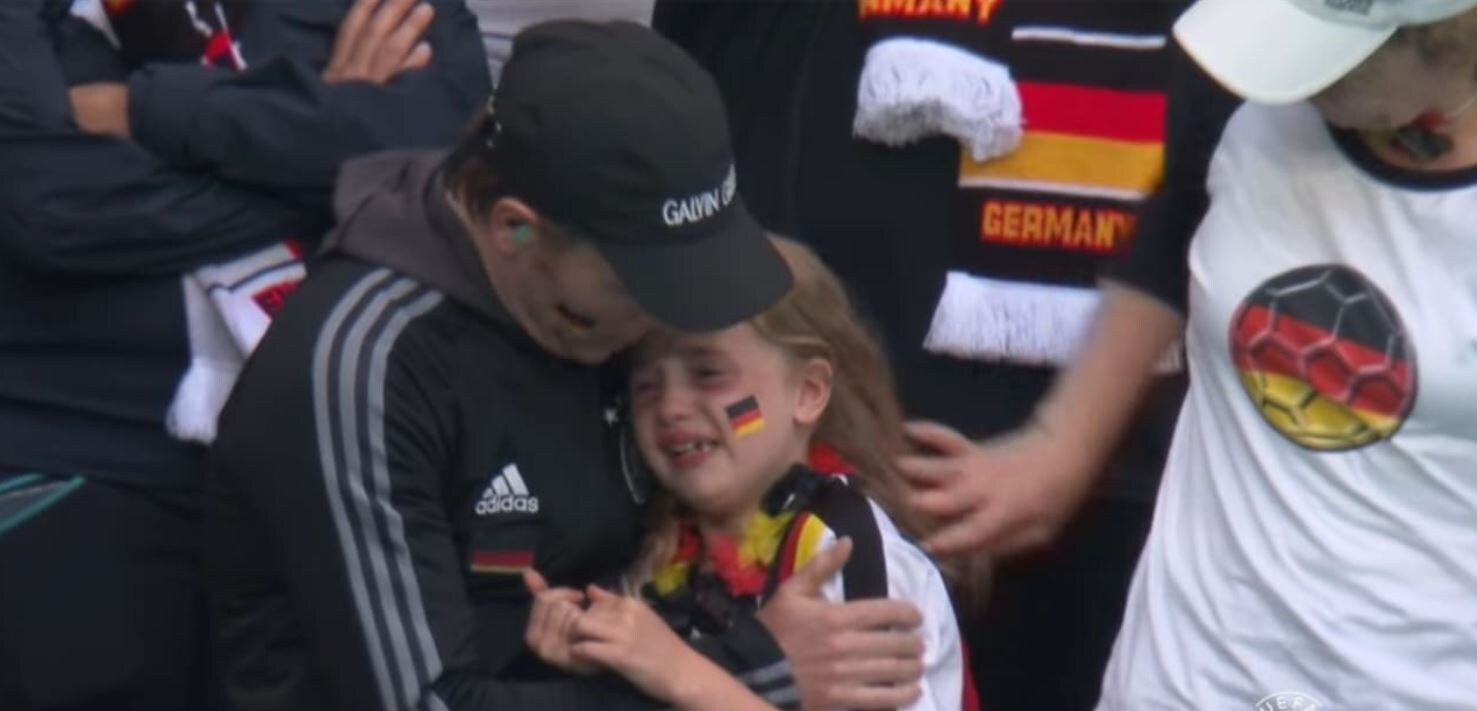 Al meer dan 40.000 euro ingezameld voor huilend Duits meisje na verloren EK-match: ‘Niet alle Britten zijn vreselijk’