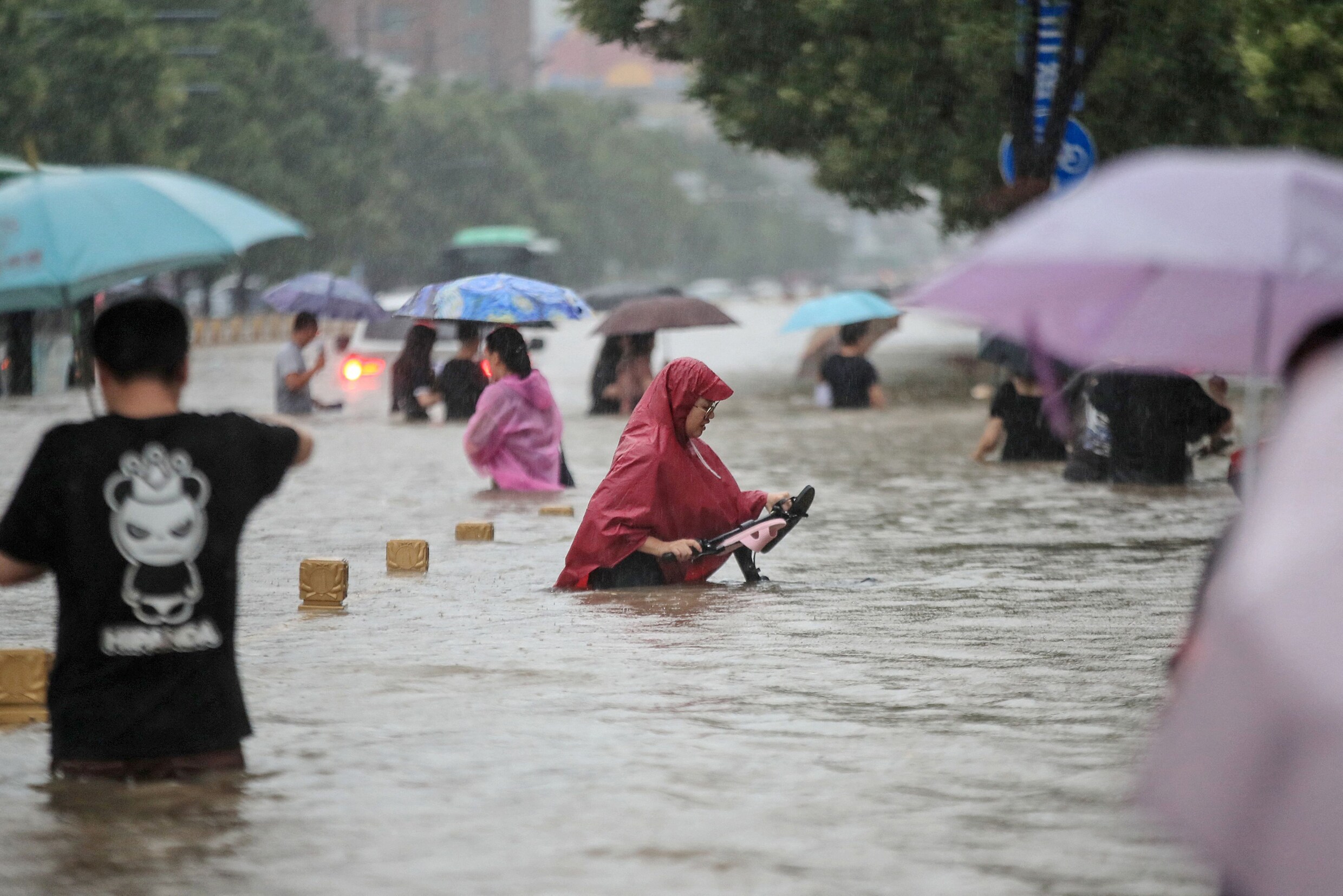 ► Metronet in Chinese metropool onder water na noodweer: bijna 200.000 bewoners geëvacueerd, zeker 25 doden