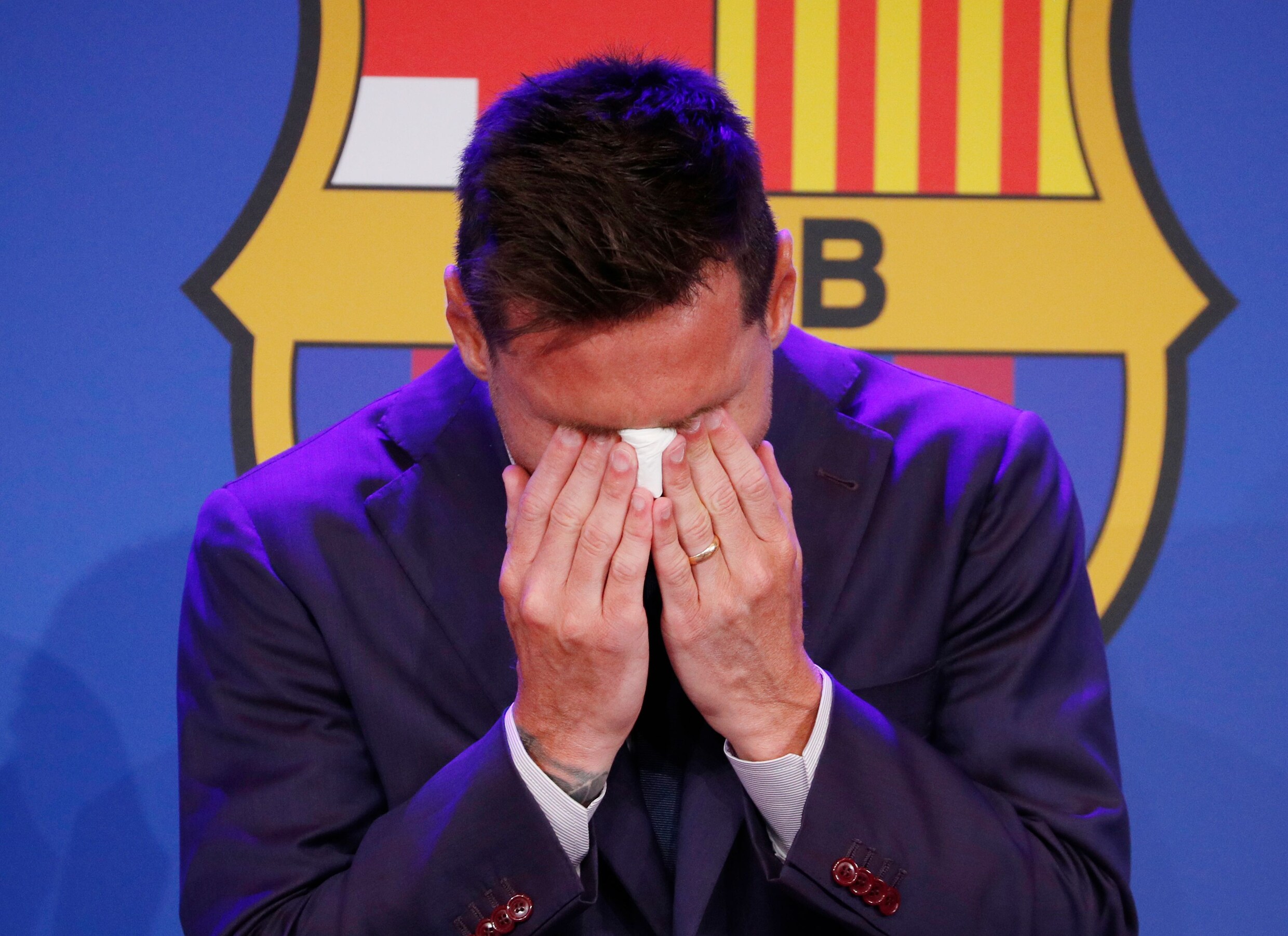 Lionel Messi in tranen: ‘Was ervan overtuigd dat ik bij Barcelona zou blijven’