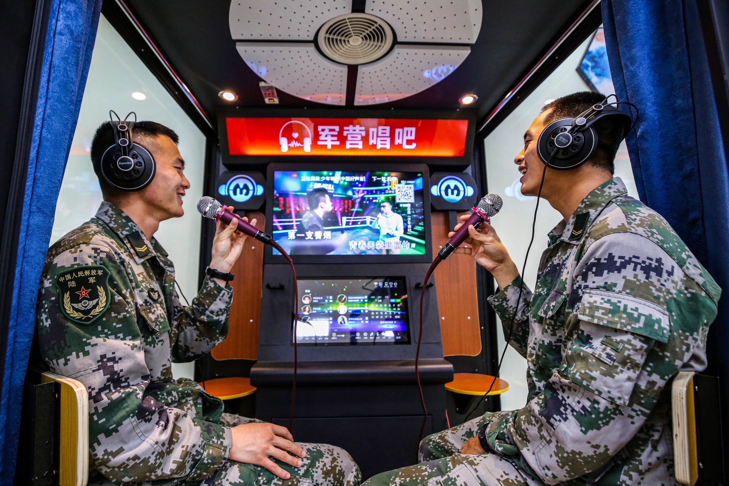 China legt ‘ongepaste’ karaokeliedjes aan banden en gaat voor ‘positieve energie’